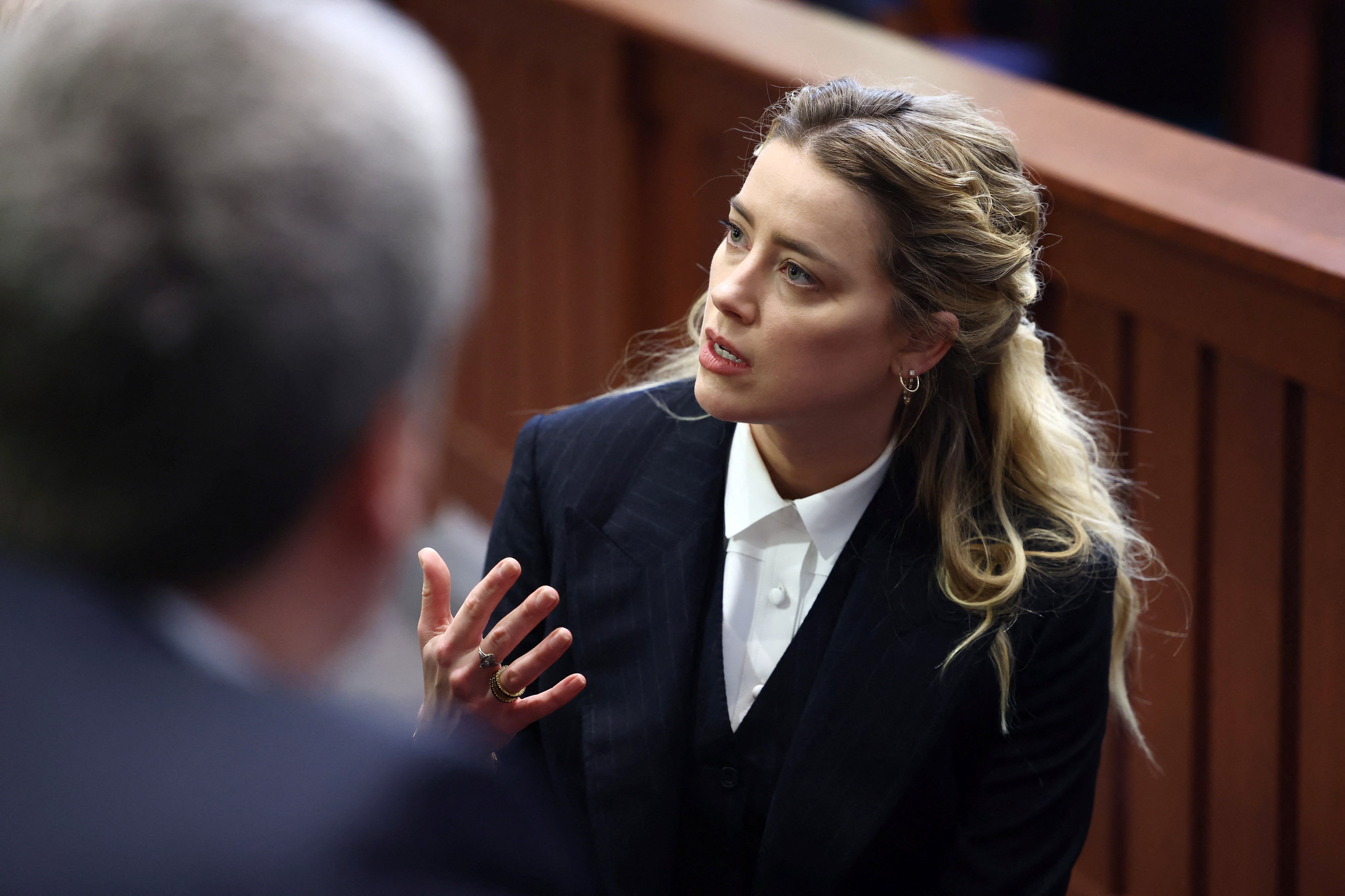 Amber Heard bemutatta a bíróságon, mivel fedte el a Johnny Depp okozta sérüléseket az arcán, de a sminkmárka szerint a termék a házasságuk alatt még nem létezett