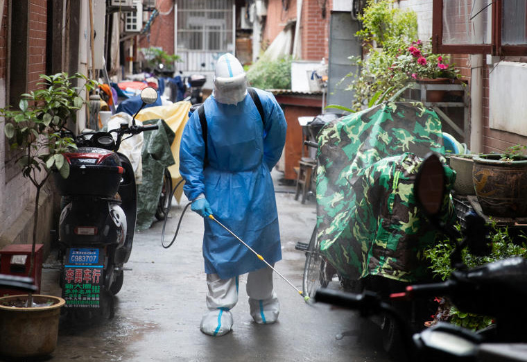 Sanghajban csaknem háborús állapotok uralkodnak a vírus miatt, felkészül: Peking