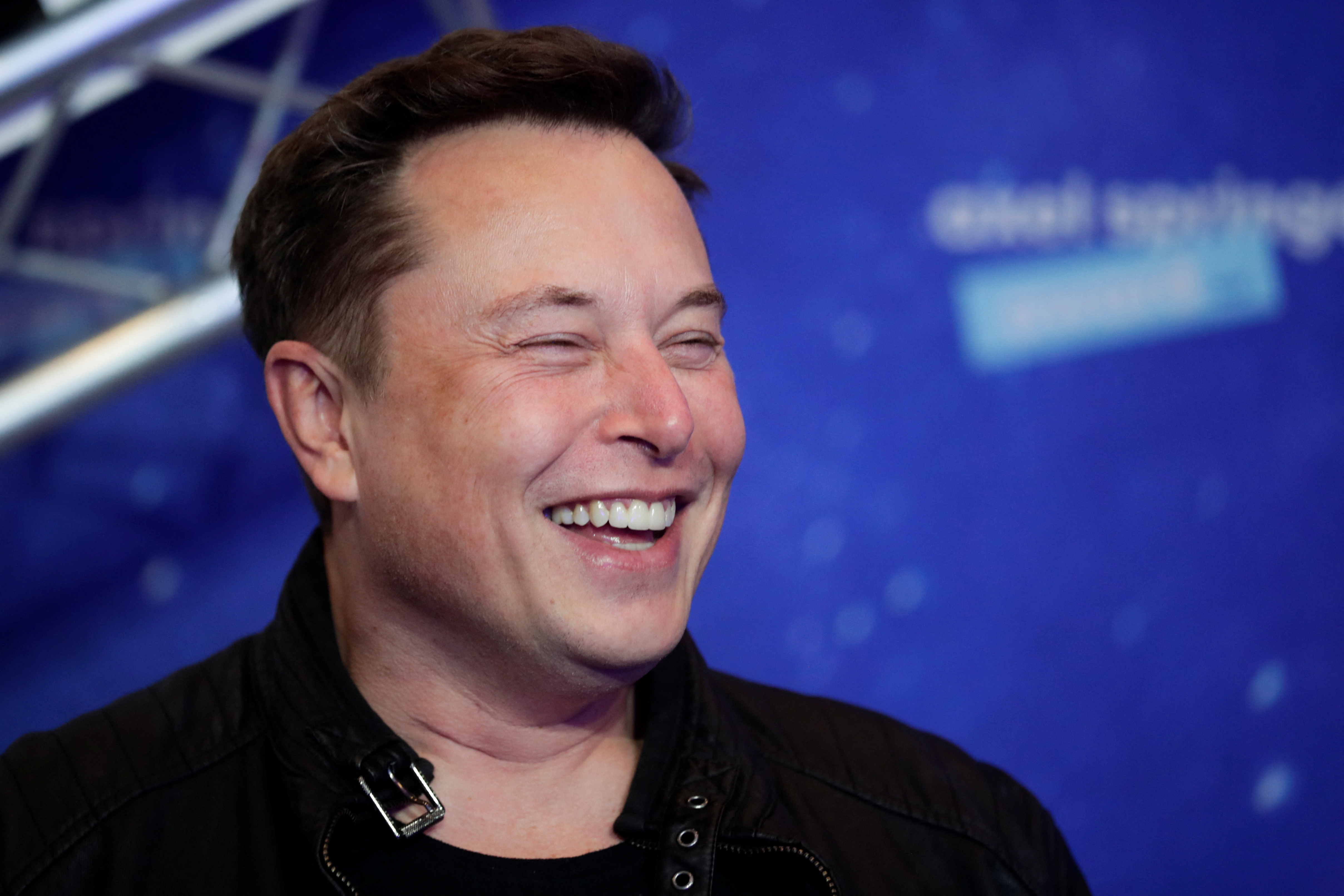 Elon Musk kiírta, hogy megveszi a pokoli formában lévő Manchester Unitedet, aztán szólt, hogy csak viccelt