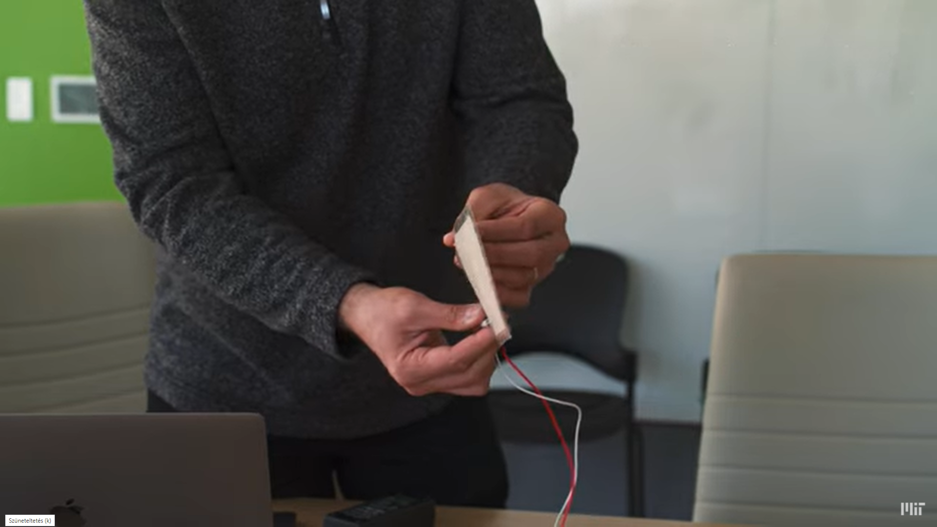 Az MIT mérnökei kifejlesztettek egy papírvékony hangszórót
