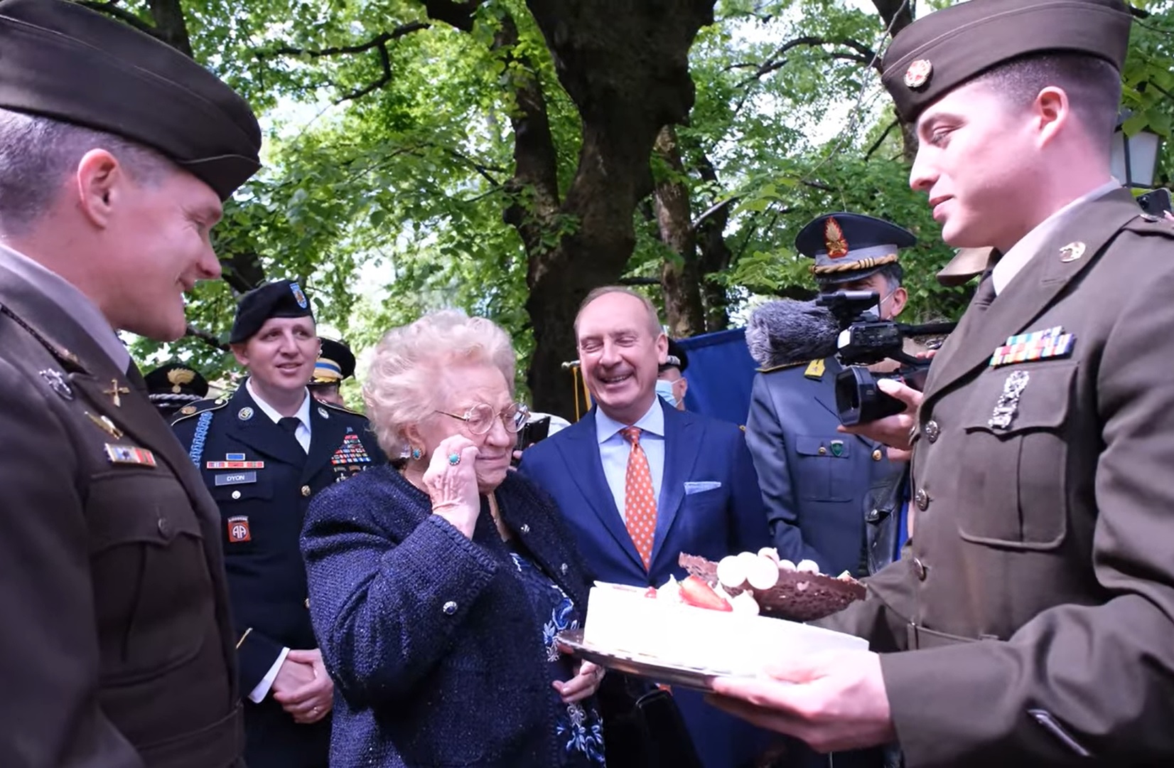 Kárpótolt az amerikai hadsereg egy olasz nőt, akinek 77 éve katonák ették meg a szülinapi tortáját