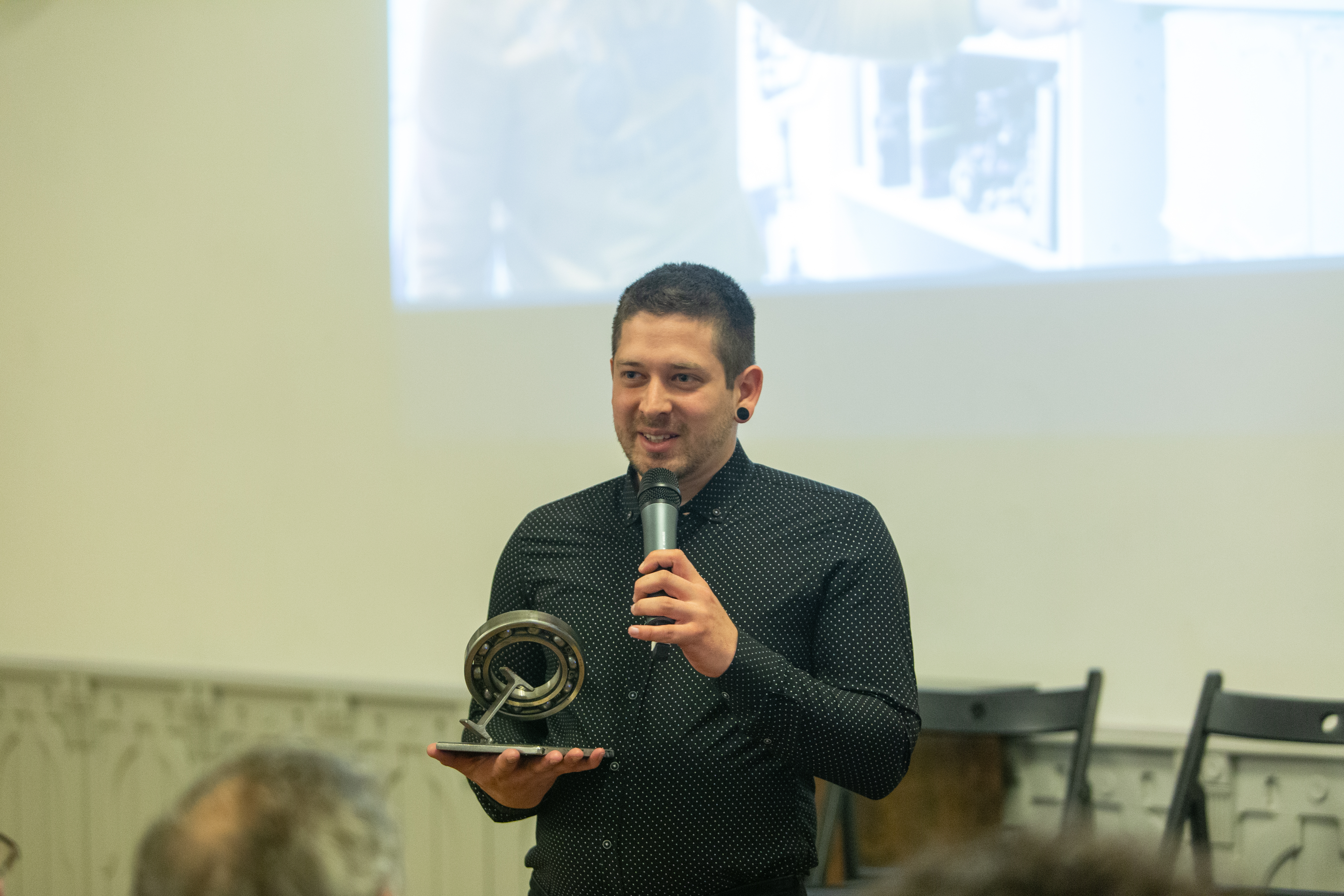 Bakos Ádám hangyafarmer exközgazdász a Németh György által készített Qubit Év embere-díjjal