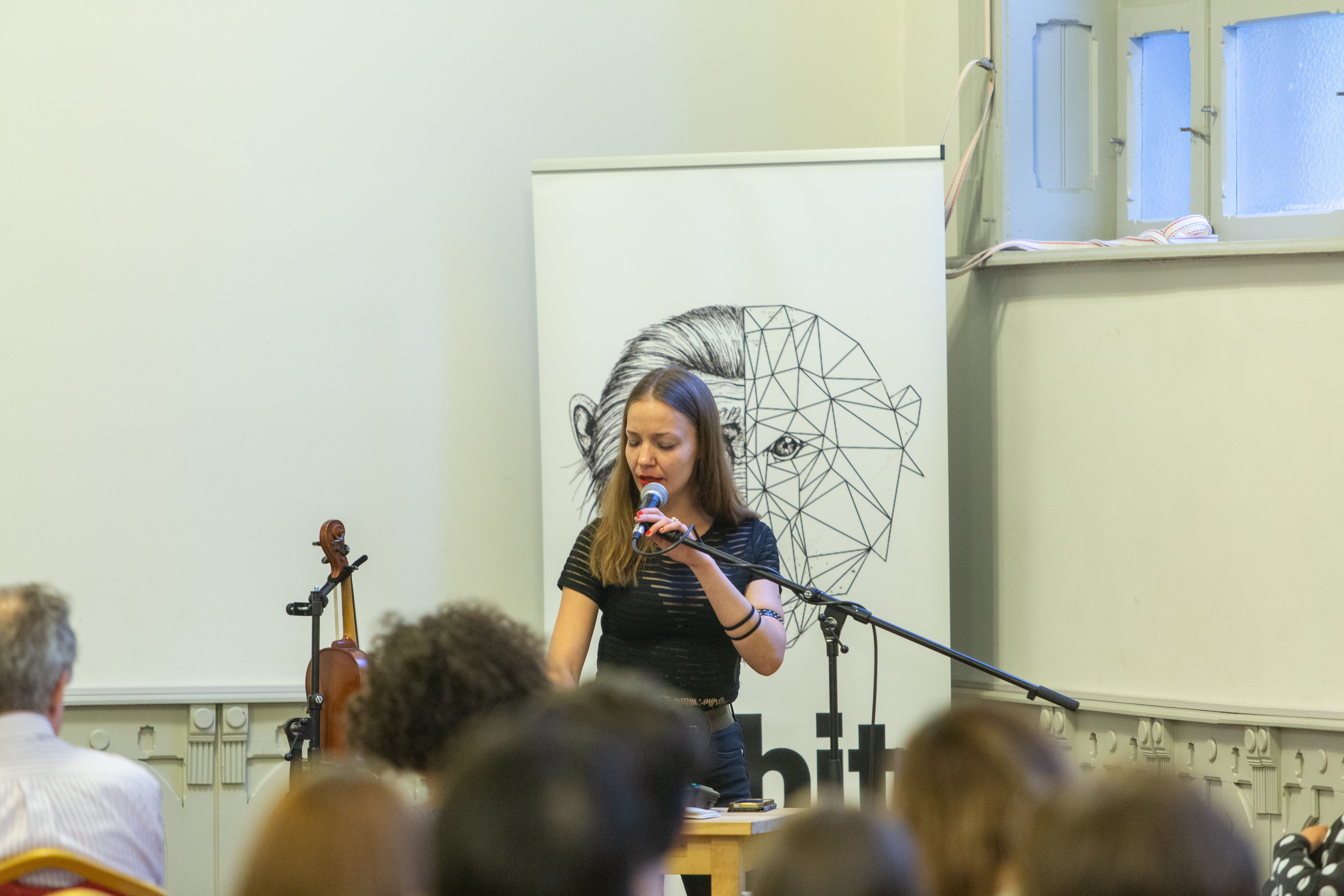 Matisz Flóra Lili improvizációs performansza a Qubit Live-on