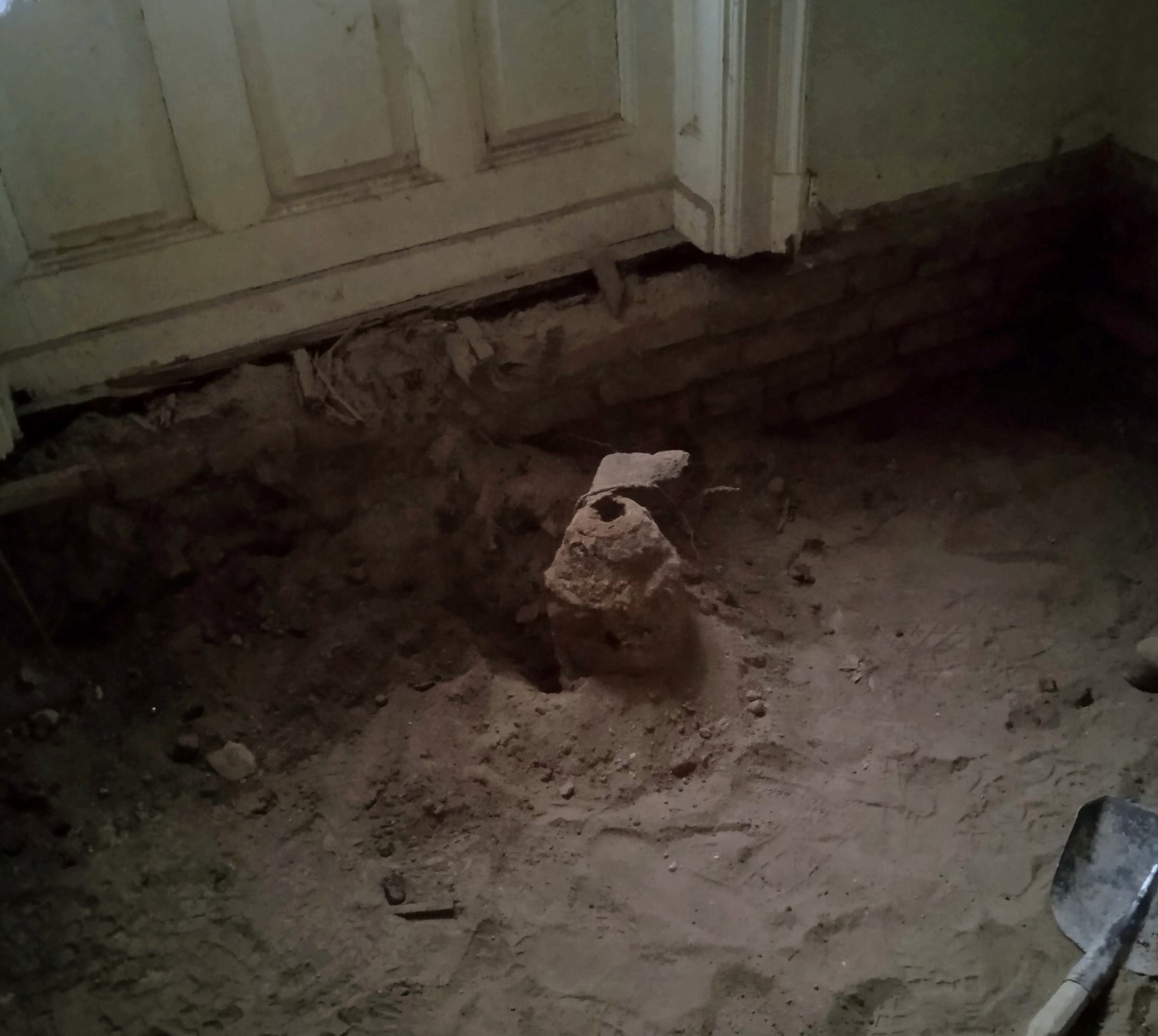 Második világháborús bombát találtak a gyerekszoba padlója alatt