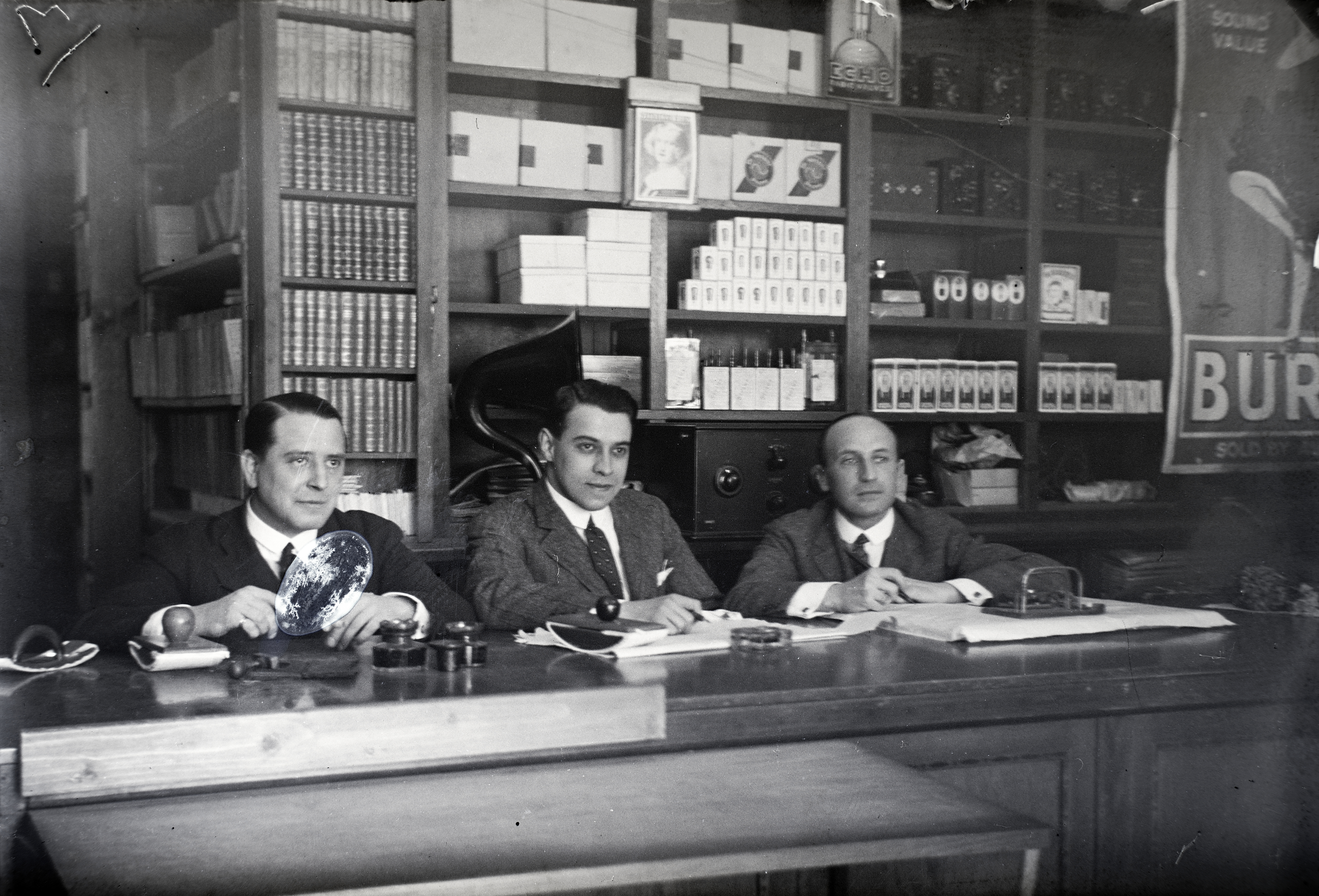 Kompóthy Gyula színművész, Szilágyi László író, a „Csókos asszony” szerzője és Sziklay József színművész autogramot adnak a Színházi Élet hetilap budapesti boltjában 1926-ban.