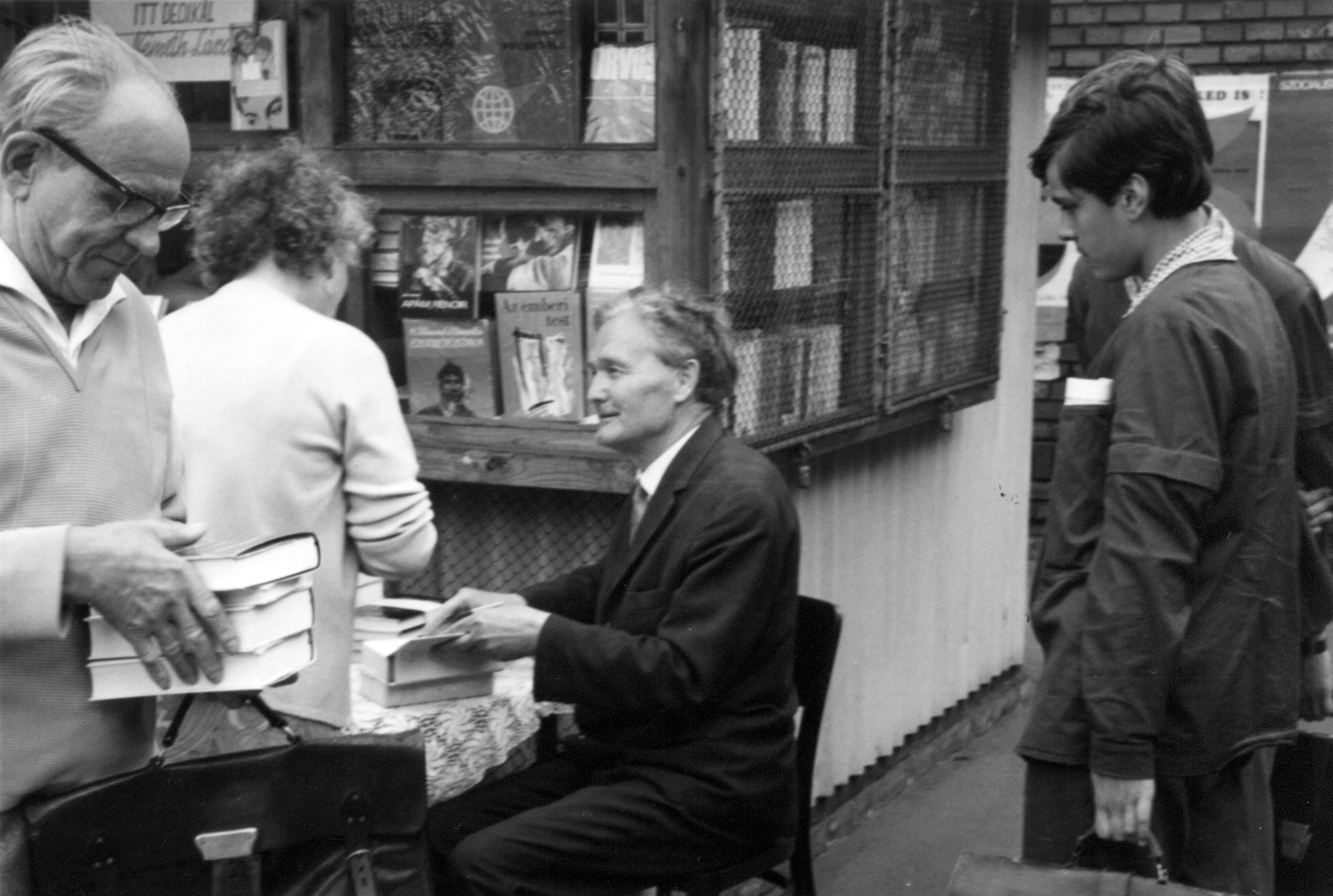 Németh László író dedikál a János kórházi villamos-végállomáson lévő könyvespavilonnál 1969-ben.