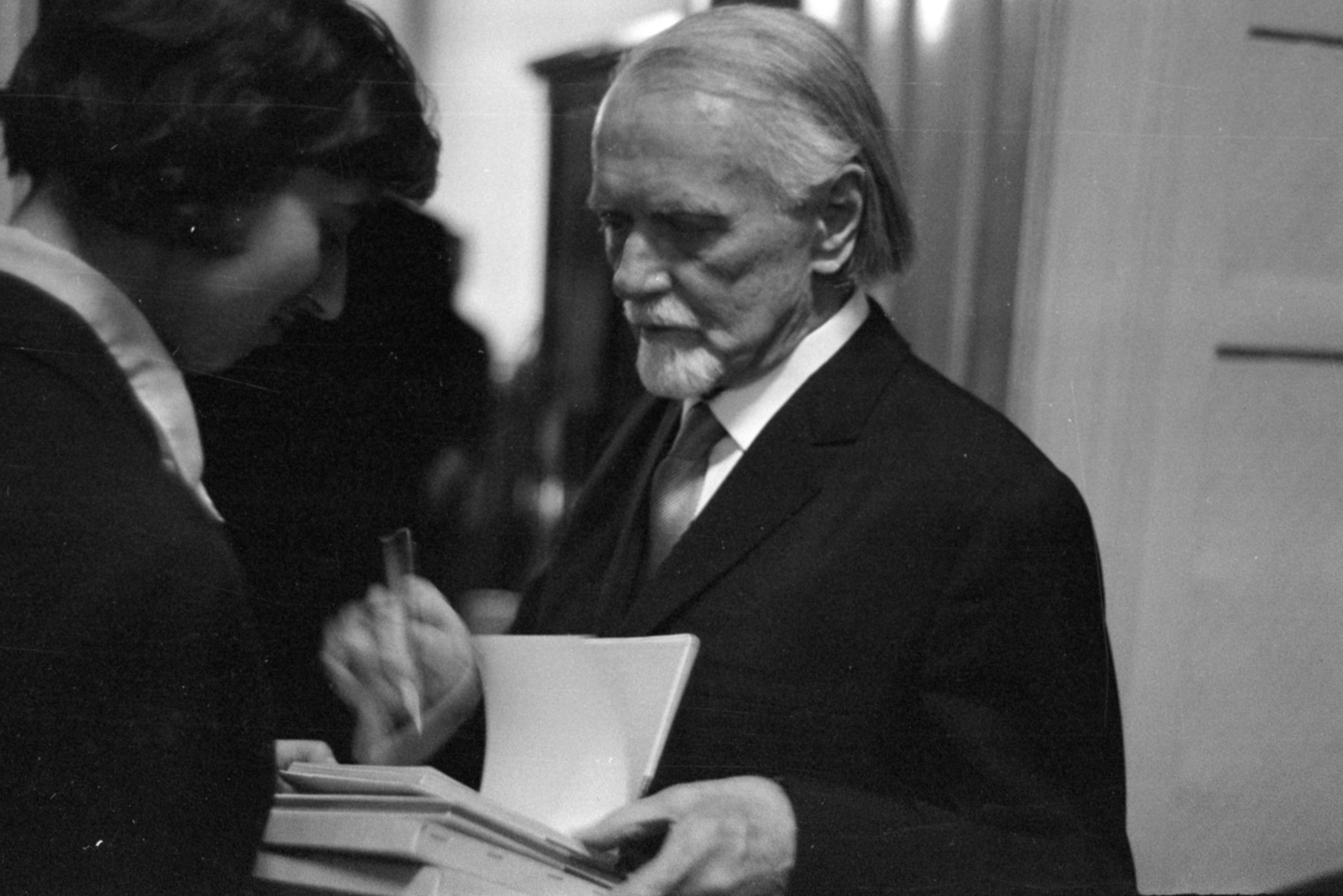 Kodály Zoltán a 83. születésnapja alkalmából rendezett ünnepi hangverseny szünetében autogramot ad a Zeneakadémián 1966-ban.