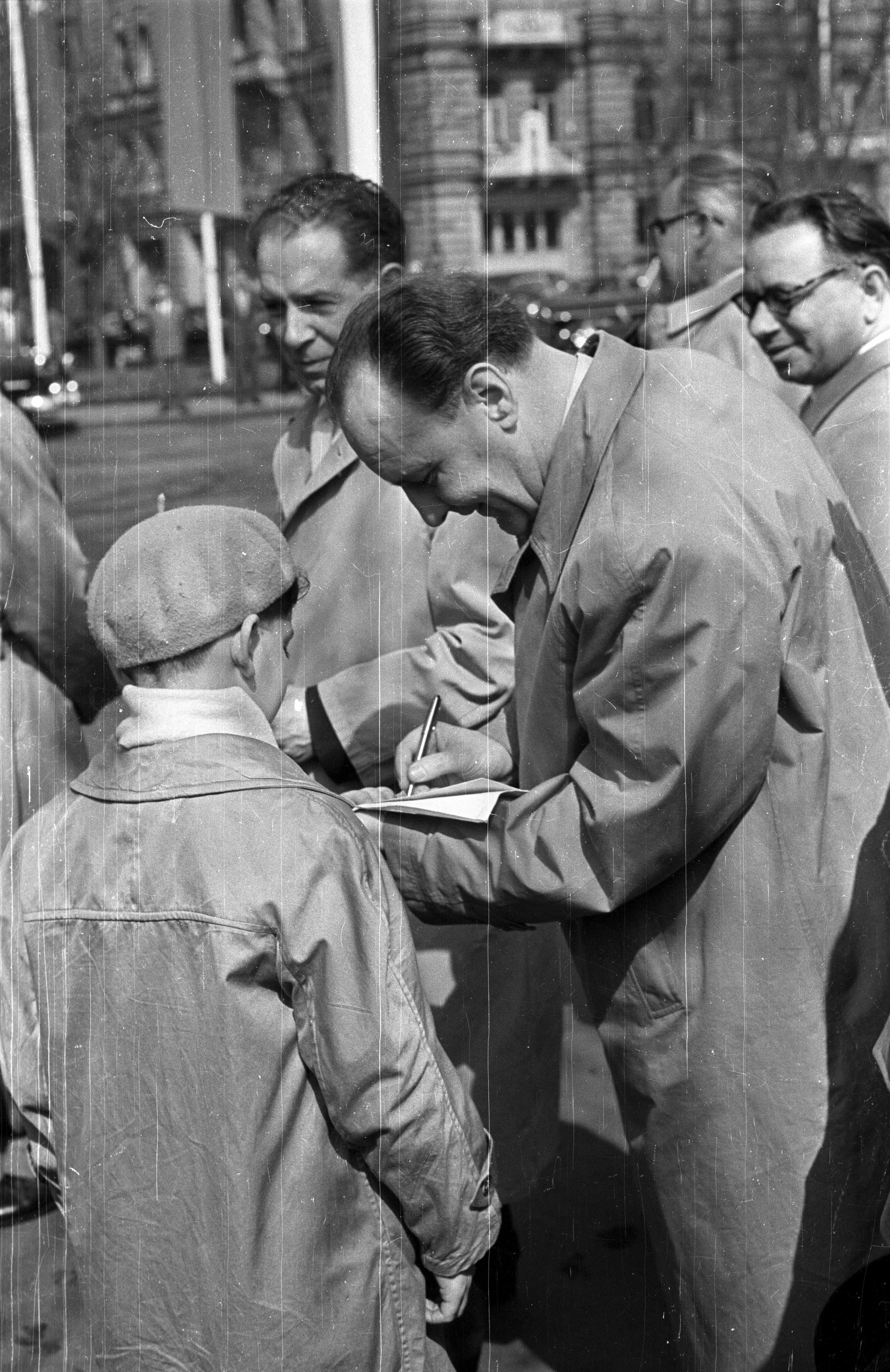 Kádár János autogramot ad a budapesti Szabadság téren 1957-ben. Háttérben Fock Jenő és Kállai Gyula.