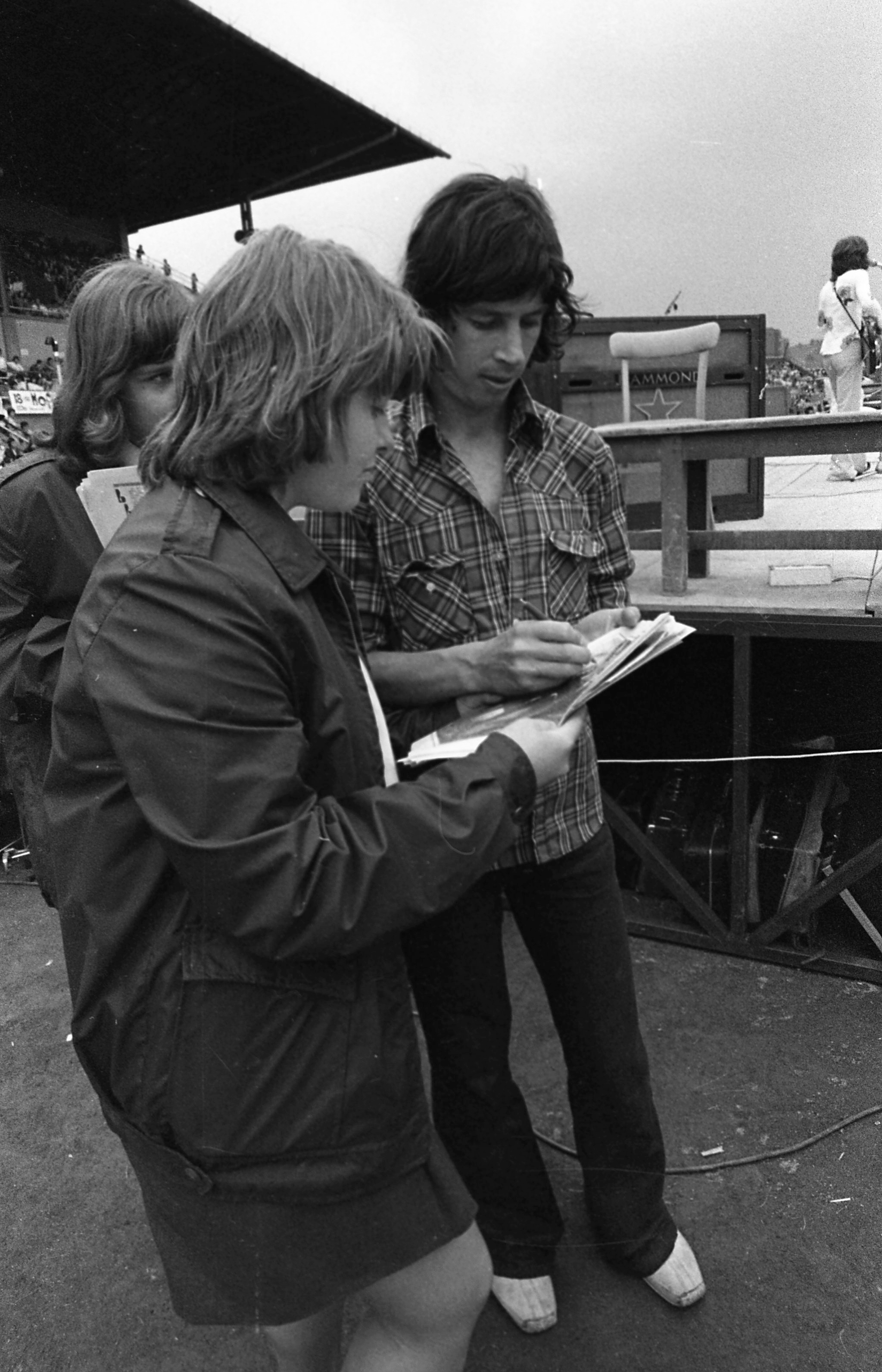 Bródy János autogramot ad ifjúgárdistáknak a DVTK-stadionban rendezett Rockfesztiválon 1973-ban.