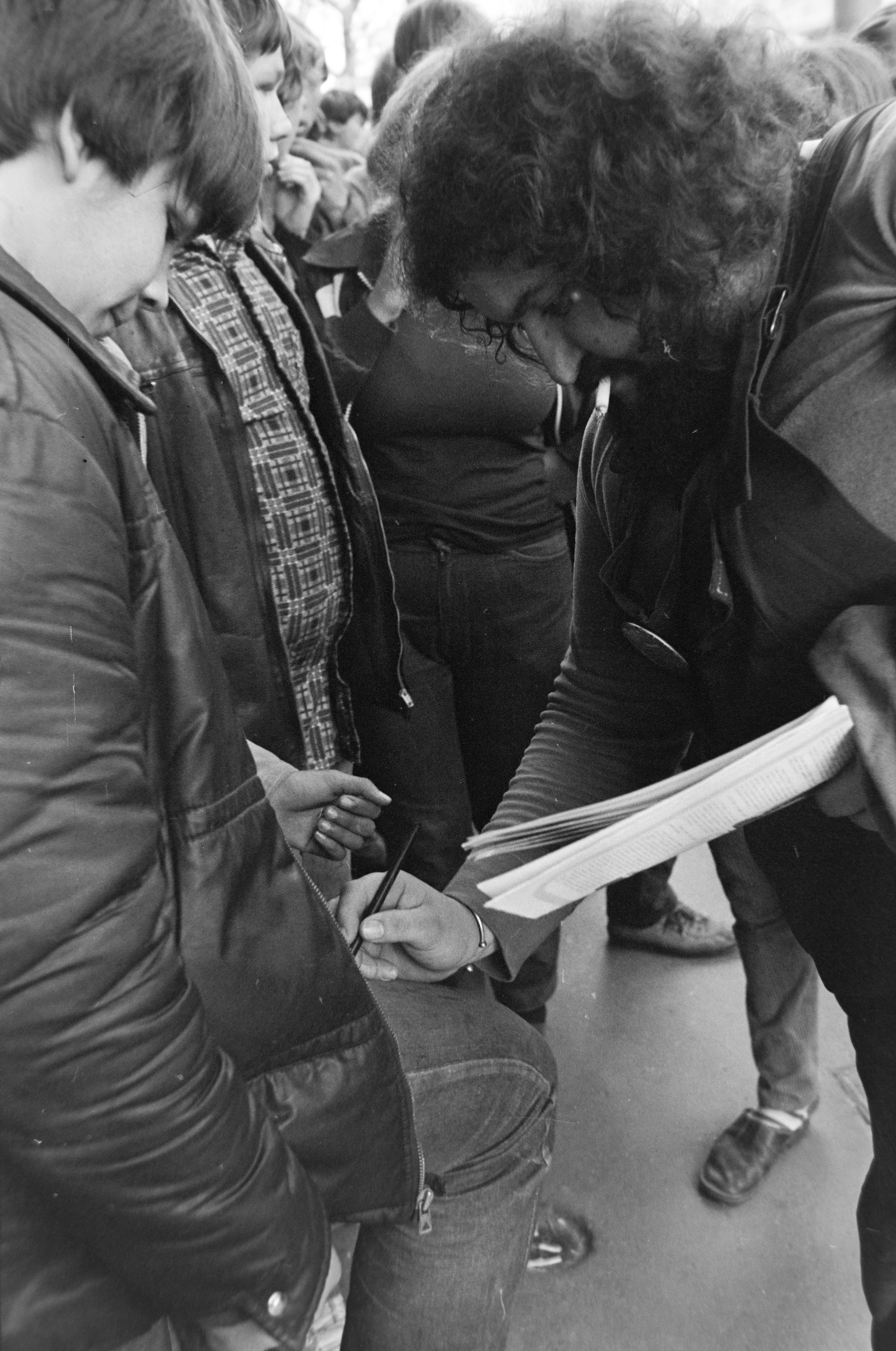 Deák 'Bill' Gyula autogramot oszt a Hobo Blues Band és a P. Mobil együttes közös koncertjén a szolnoki sportcsarnokban 1981. április 6-án. A koncertet az Országos Ifjúsági Filmnapokon bemutatott Kopaszkutya című film apropóján tartották.