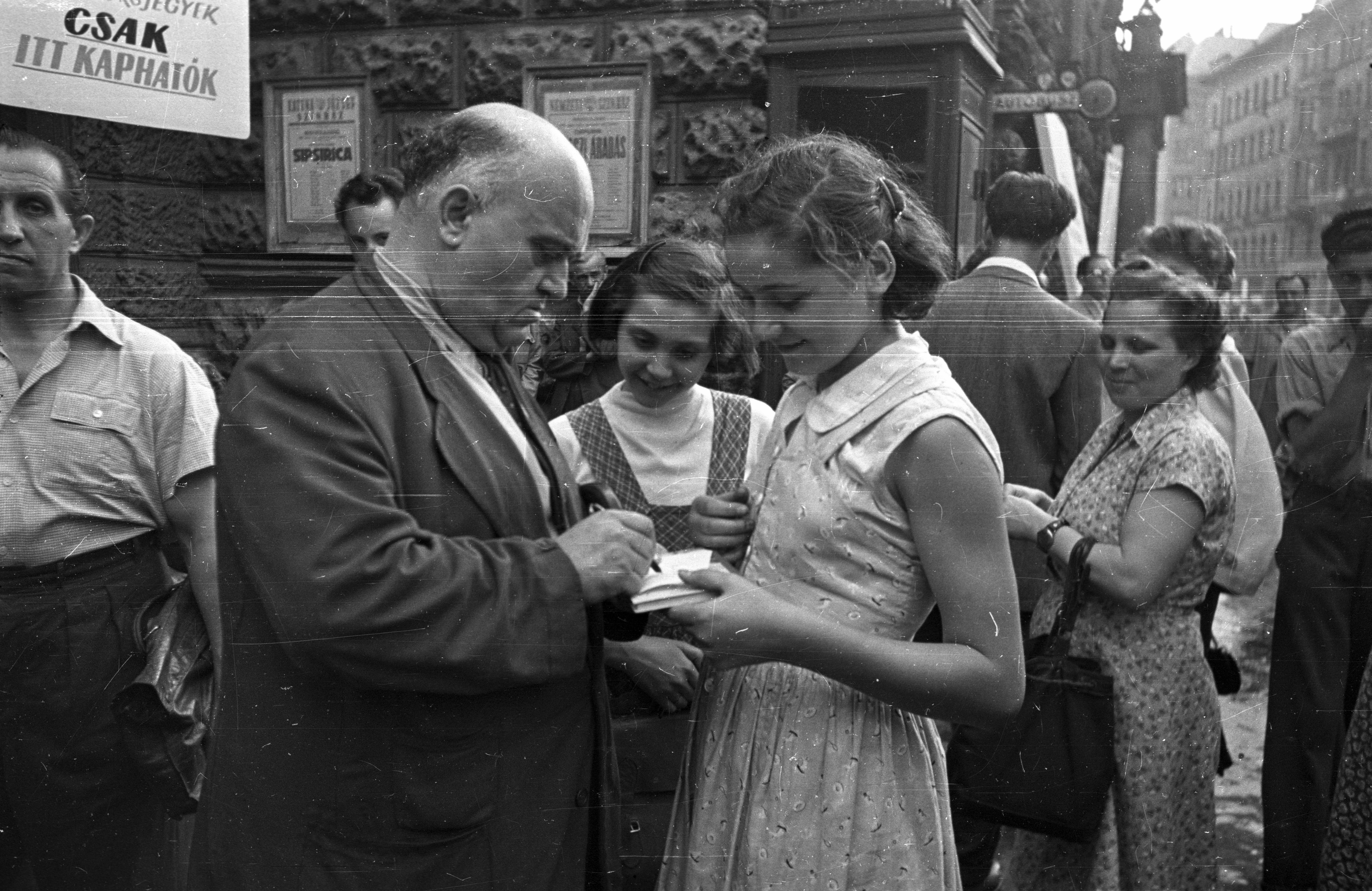 Tompa (Pufi) Sándor színművész autogramot ad a Nemzeti Színház mellett 1955-ben.