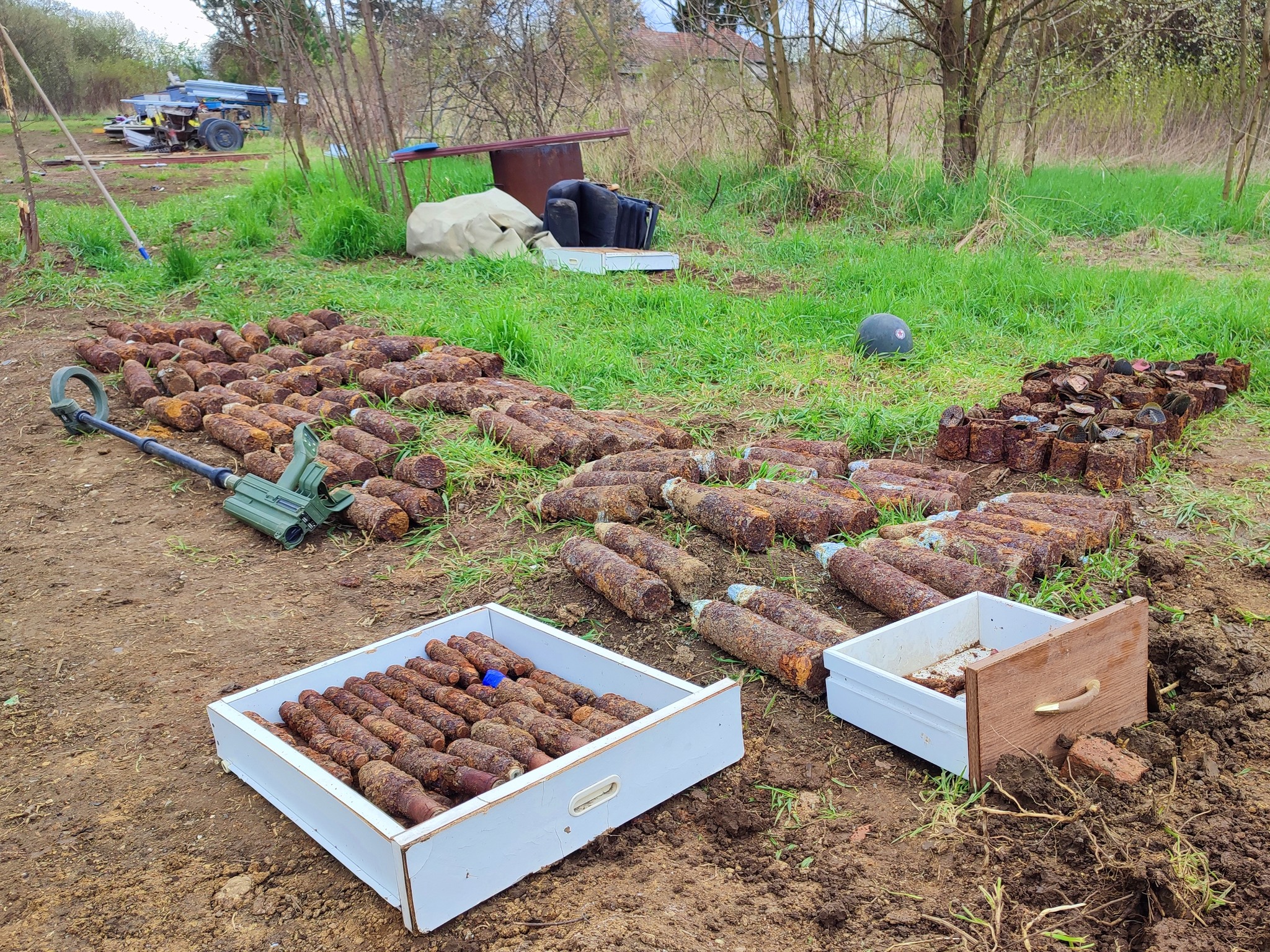 Több mint 200 gránátot találtak egy nógrádi családi ház kertjében