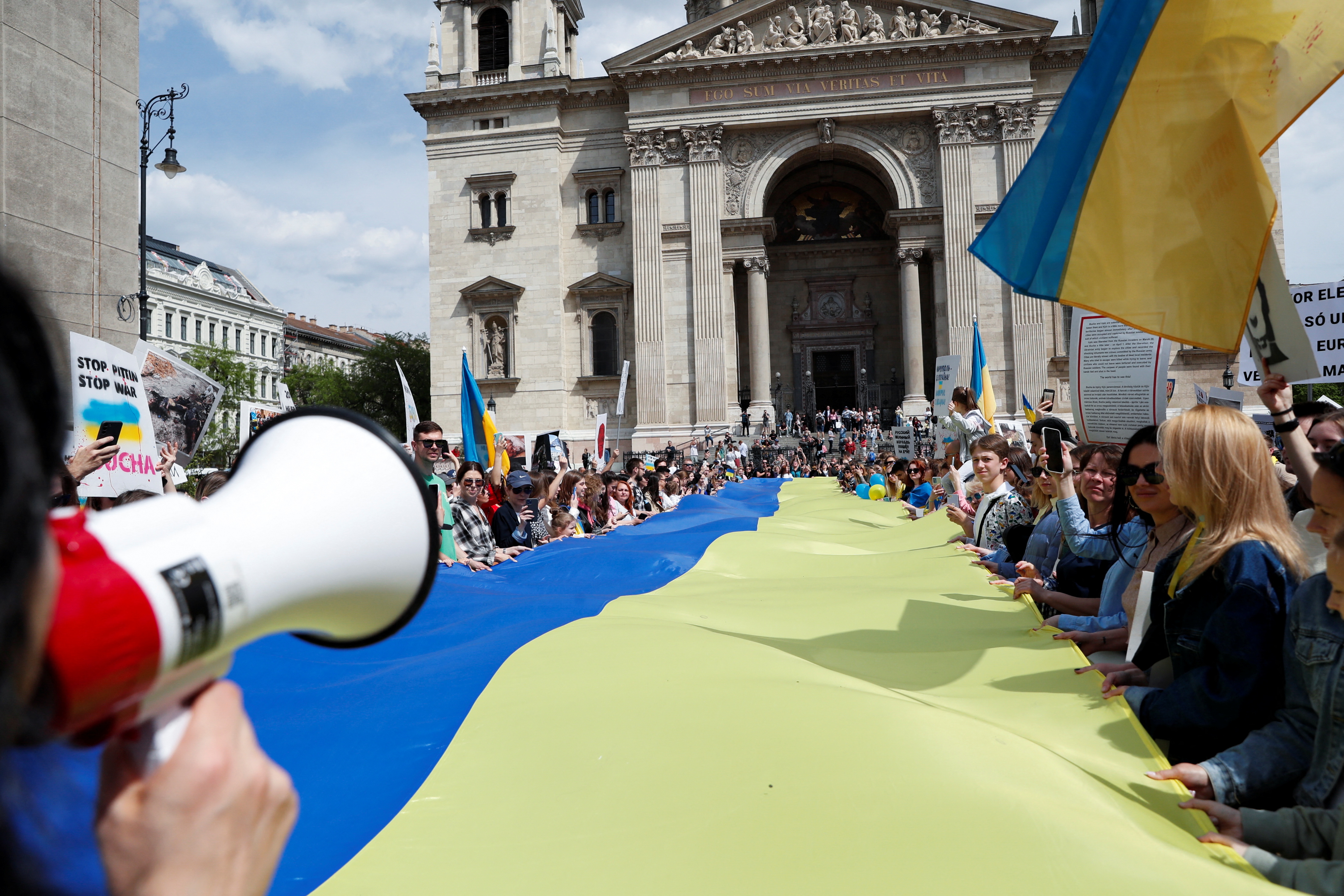 Hatalmas ukrán zászlót feszítettek ki a Bazilika előtt