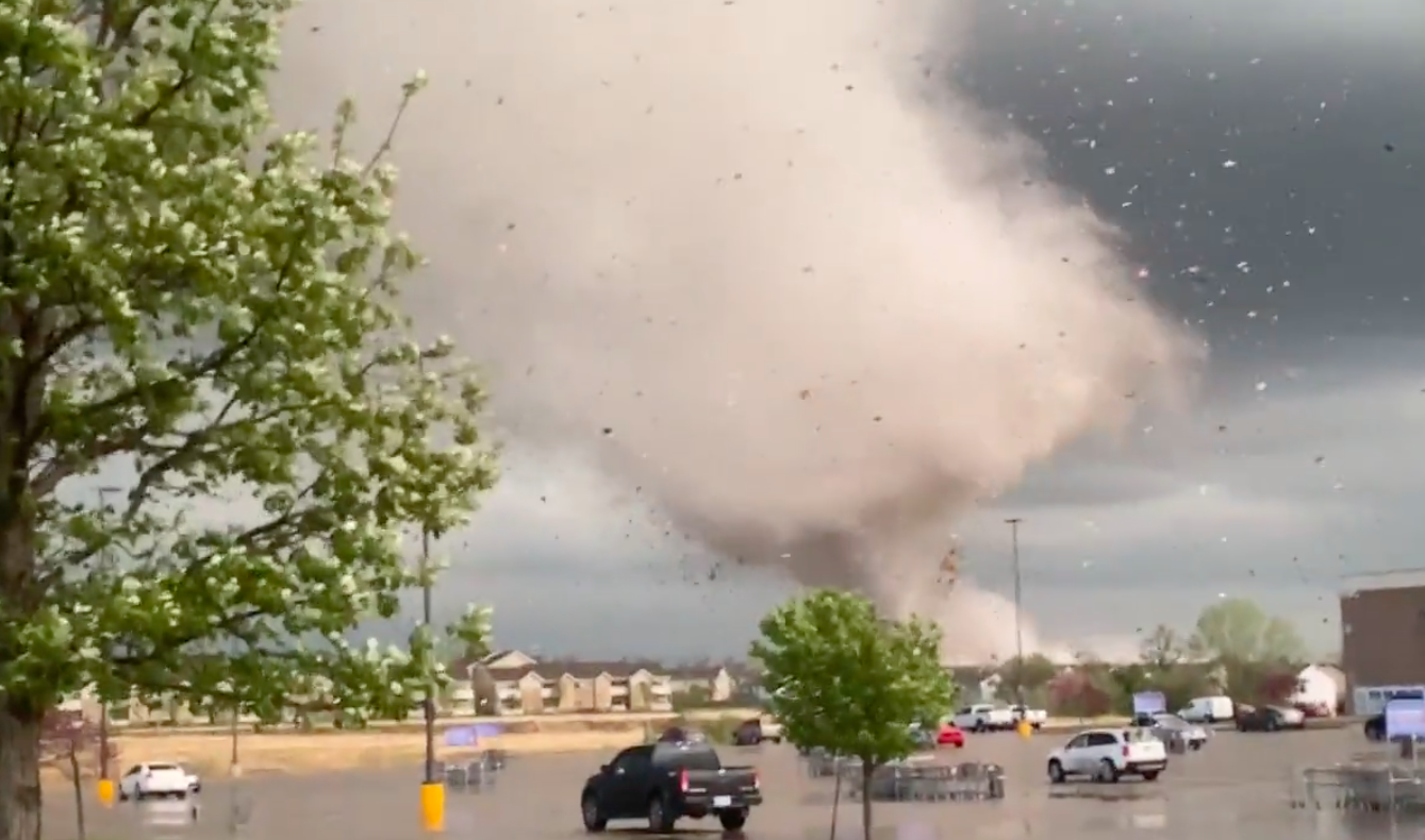 Videóra vették, ahogy egy pusztító tornádó söpör végig Kansas államban