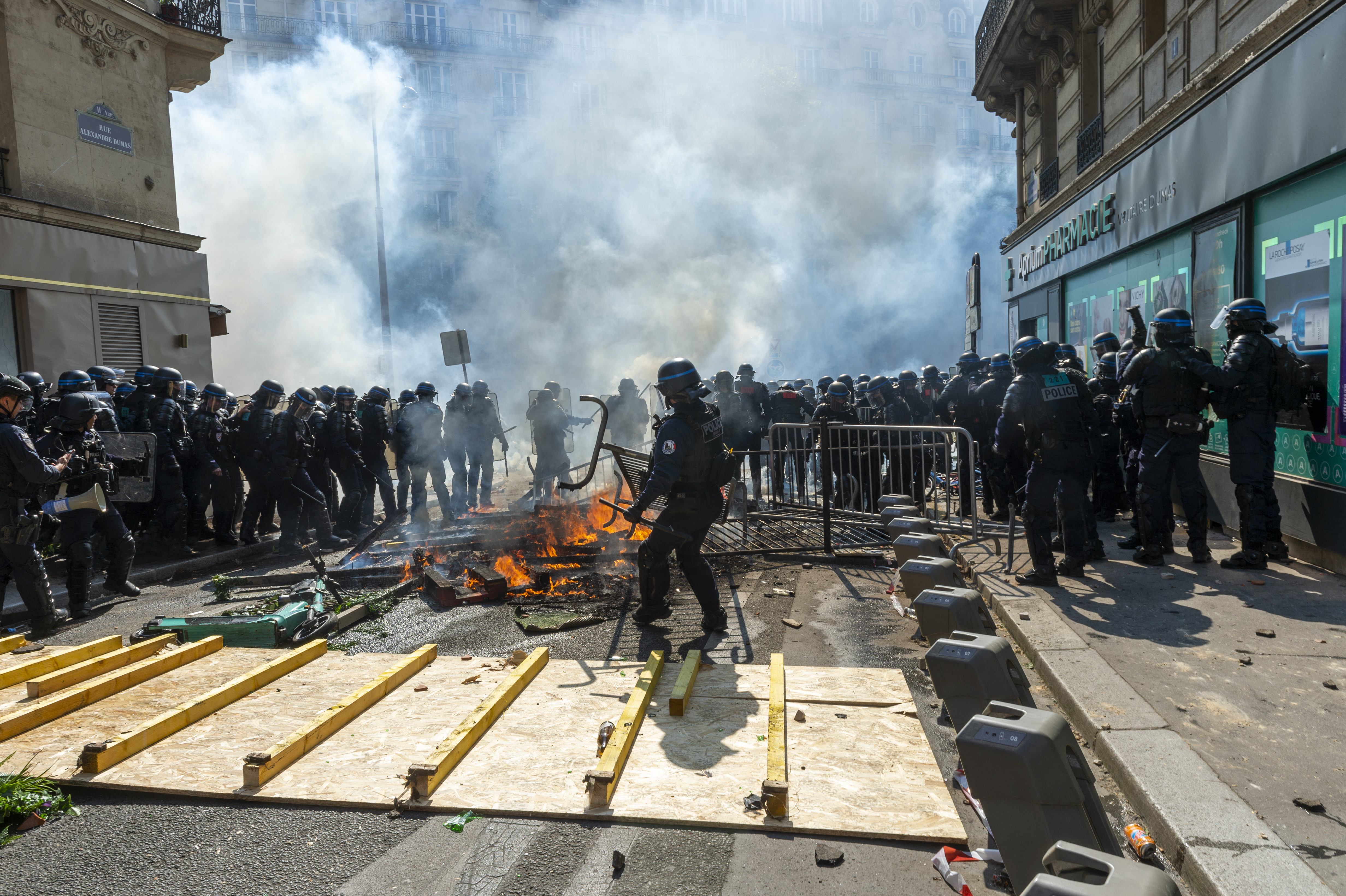 Erőszakba torkolltak a május elsejei tüntetések Párizsban is