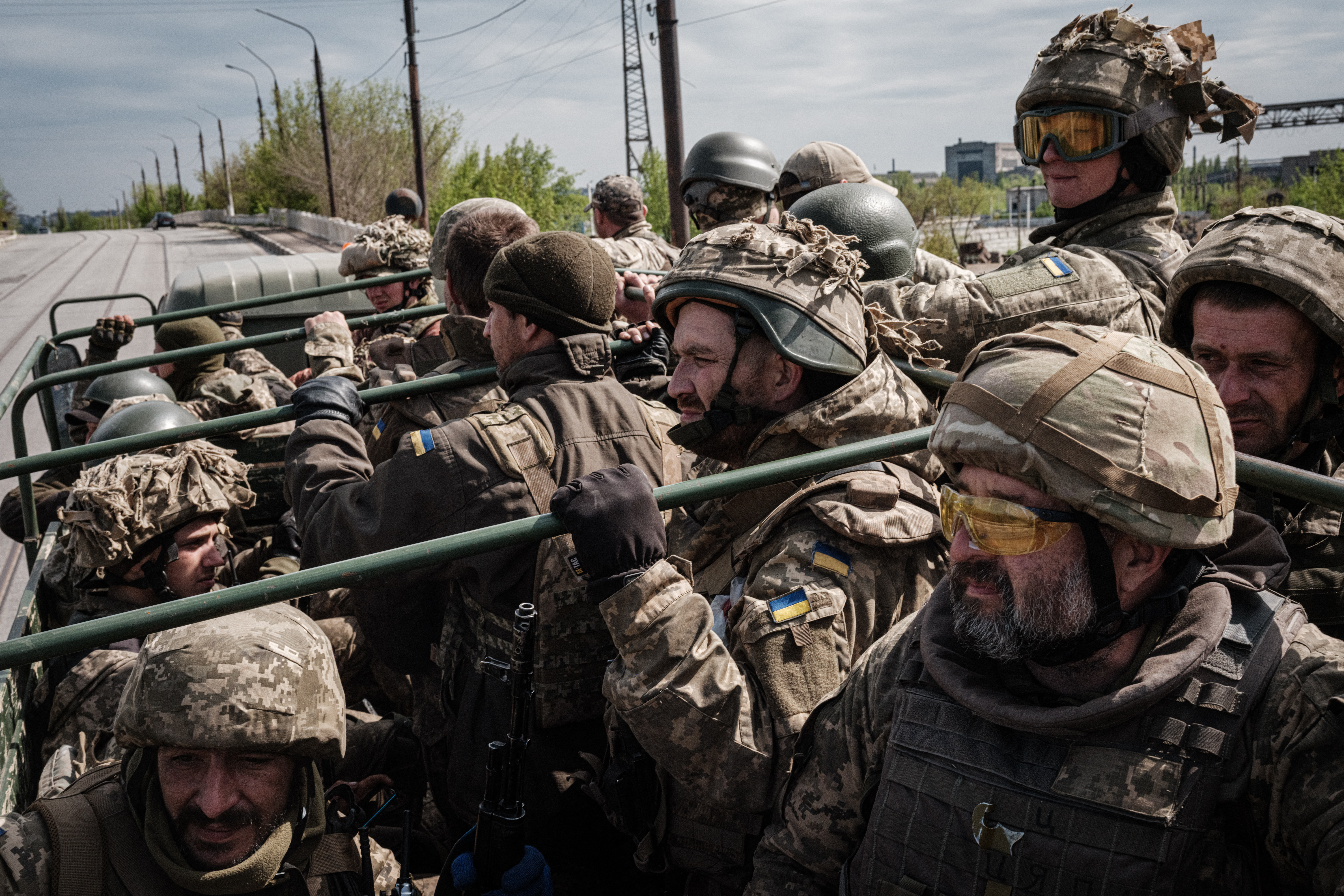 Ukrán katonák pihenőhelyük felé mennek két hónap frontszolgálat után