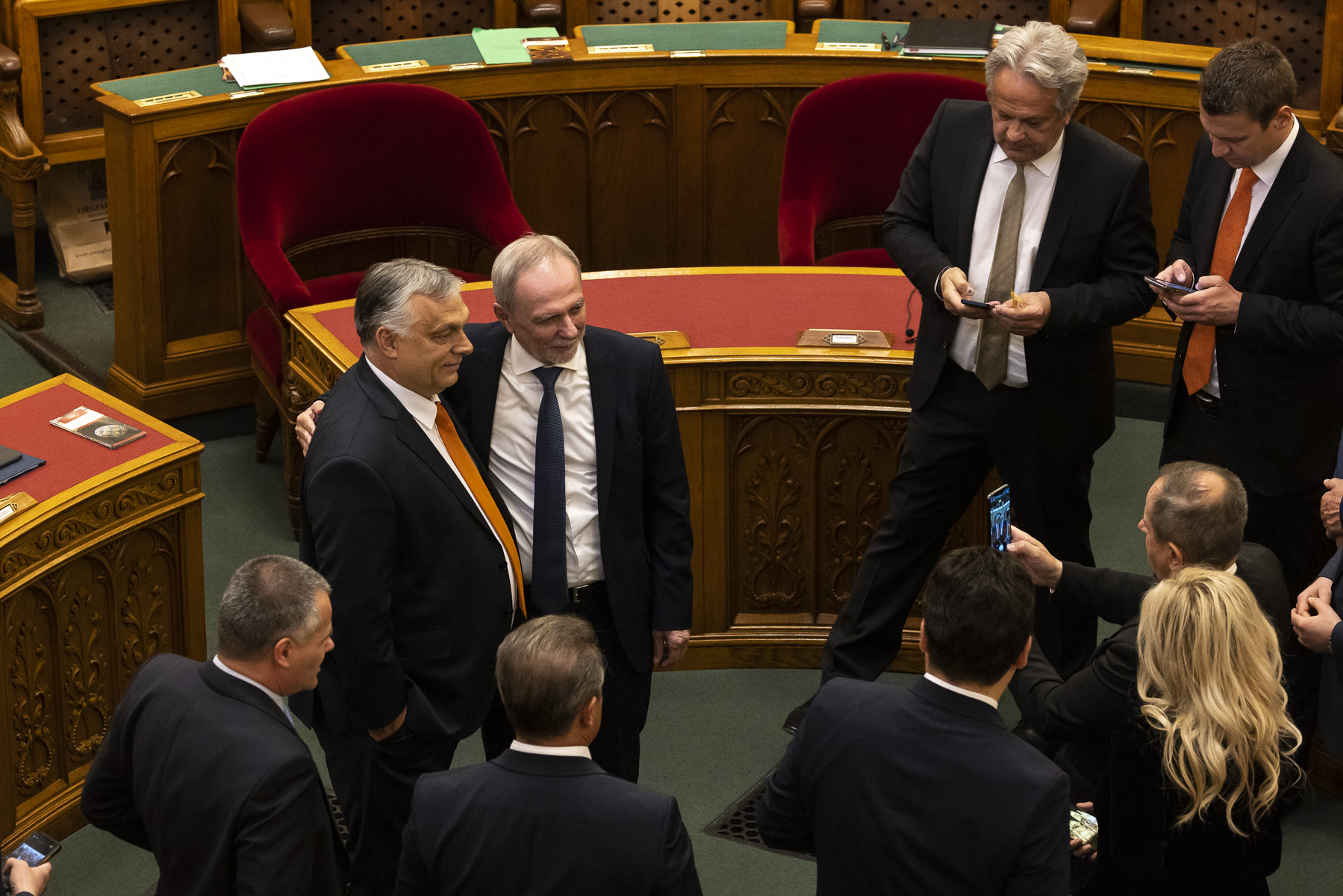 Sorban álltak a fideszes képviselők a Parlament alakuló ülésén, hogy szelfizhessenek Orbán Viktorral