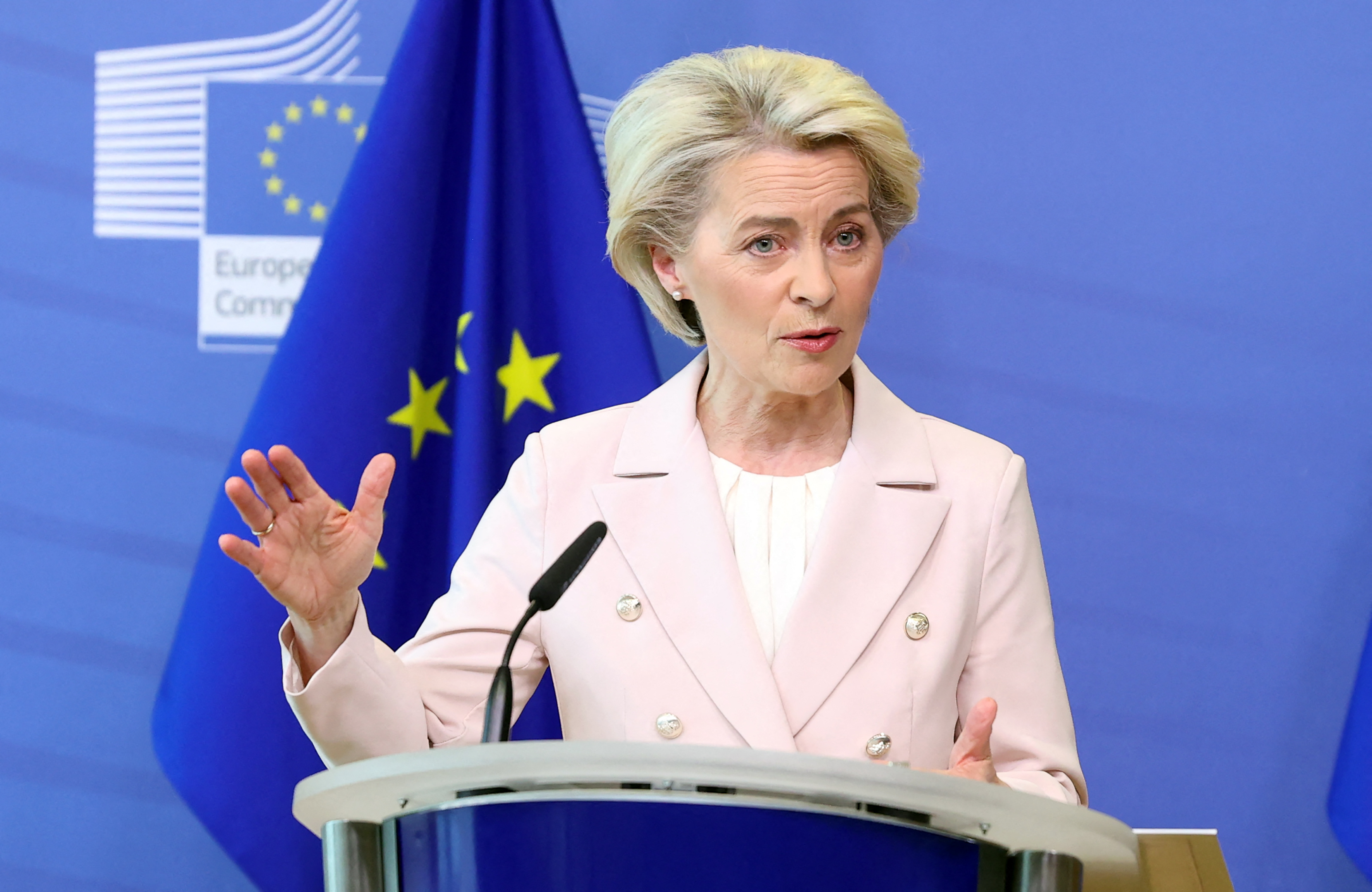 Ursula von der Leyen 2022. május 4-én Brüsszelben bejelenti a hatodik szankciócsomagot Oroszországgal szemben.