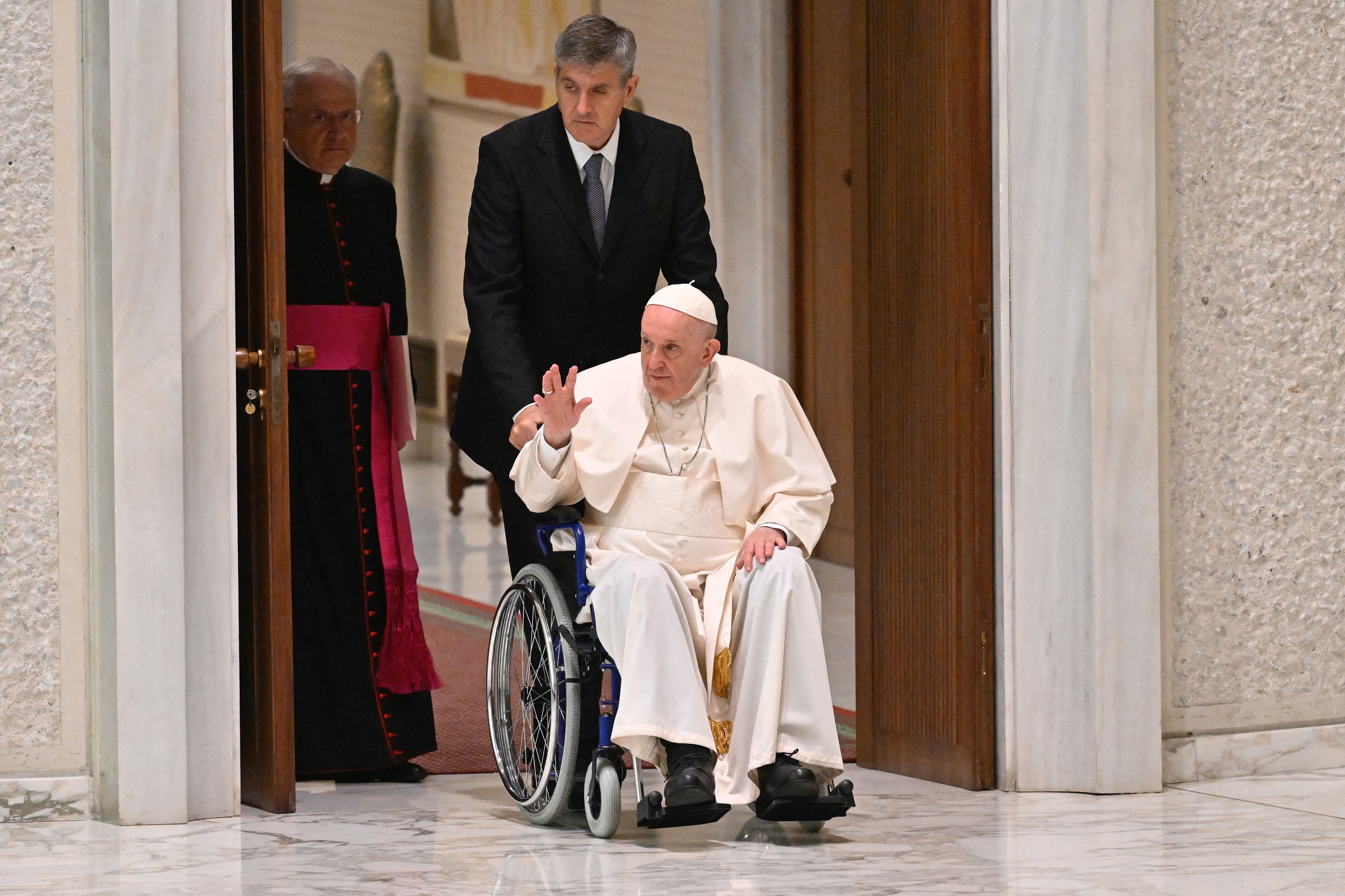 Kerekesszékkel ment egy találkozóra Ferenc pápa