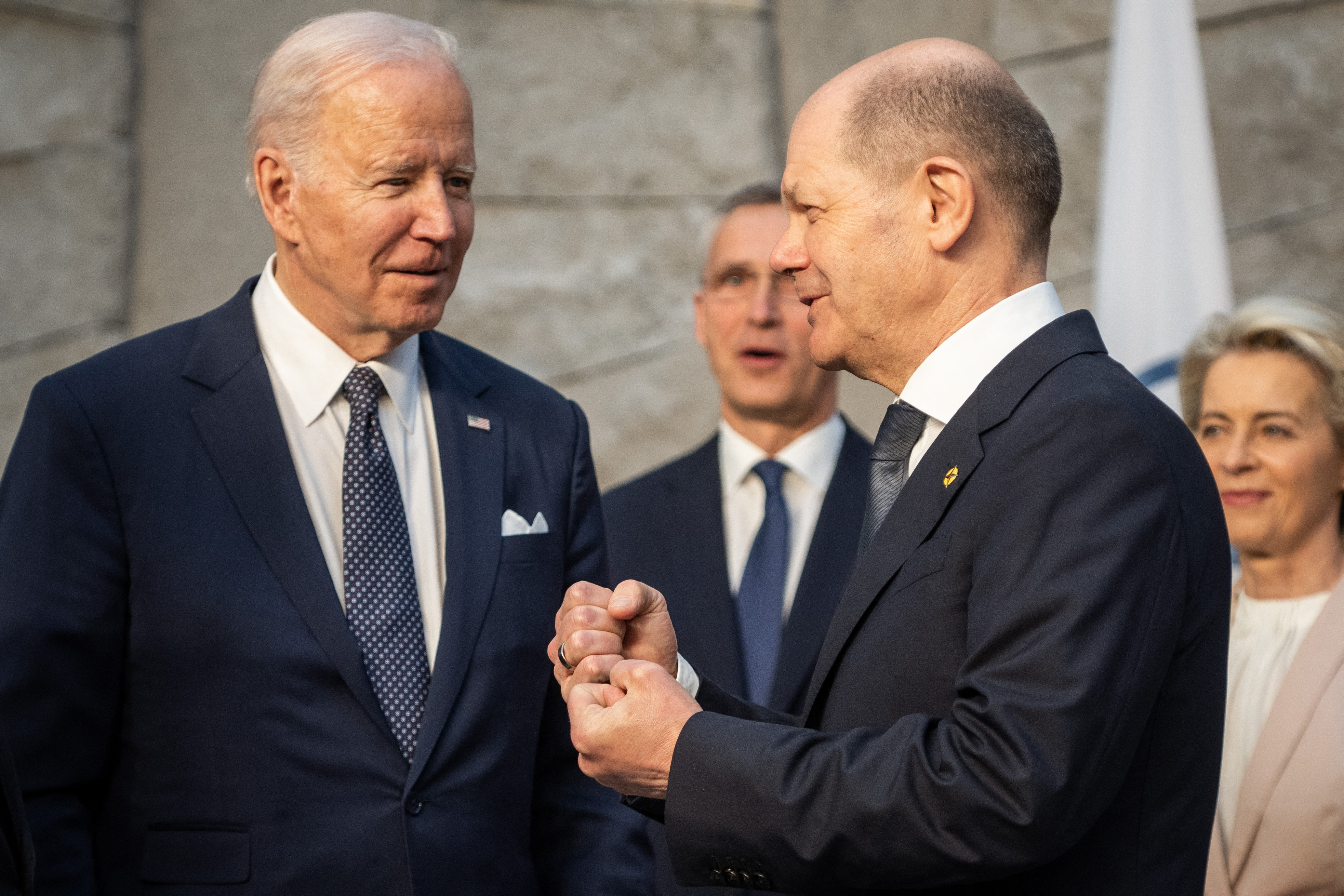 Joe Biden és Olaf Scholz Brüsszelben a G7 találkozón