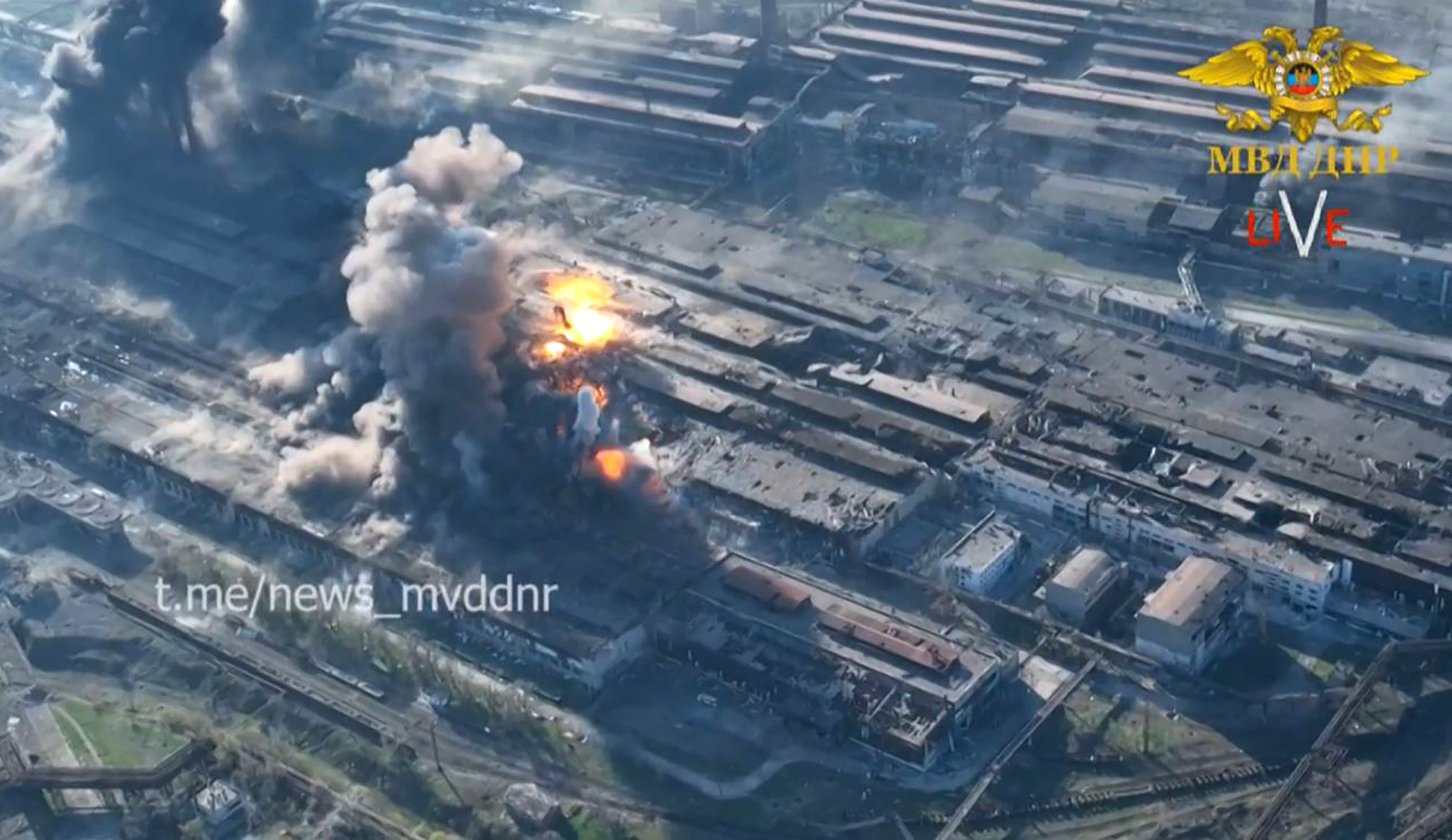 Az Azovsztal acélgyárba még április végén visszahúzódott ukrán védőket egy hónapon át bombázták, ennek az oroszpárti szakadárok által közzétett videónak az alapján kazettás bombákkal, más felvételek szerint fehér foszforral is.