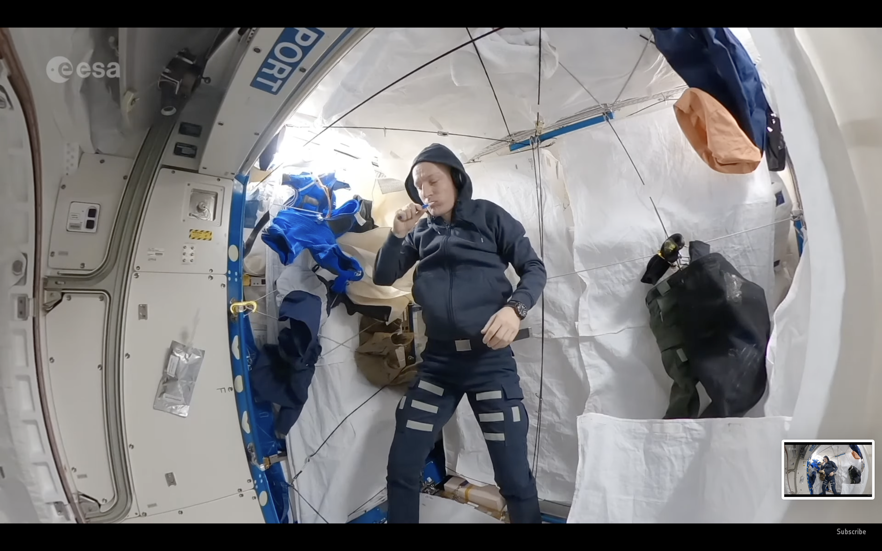 Így mos fogat lefekvés előtt egy űrhajós