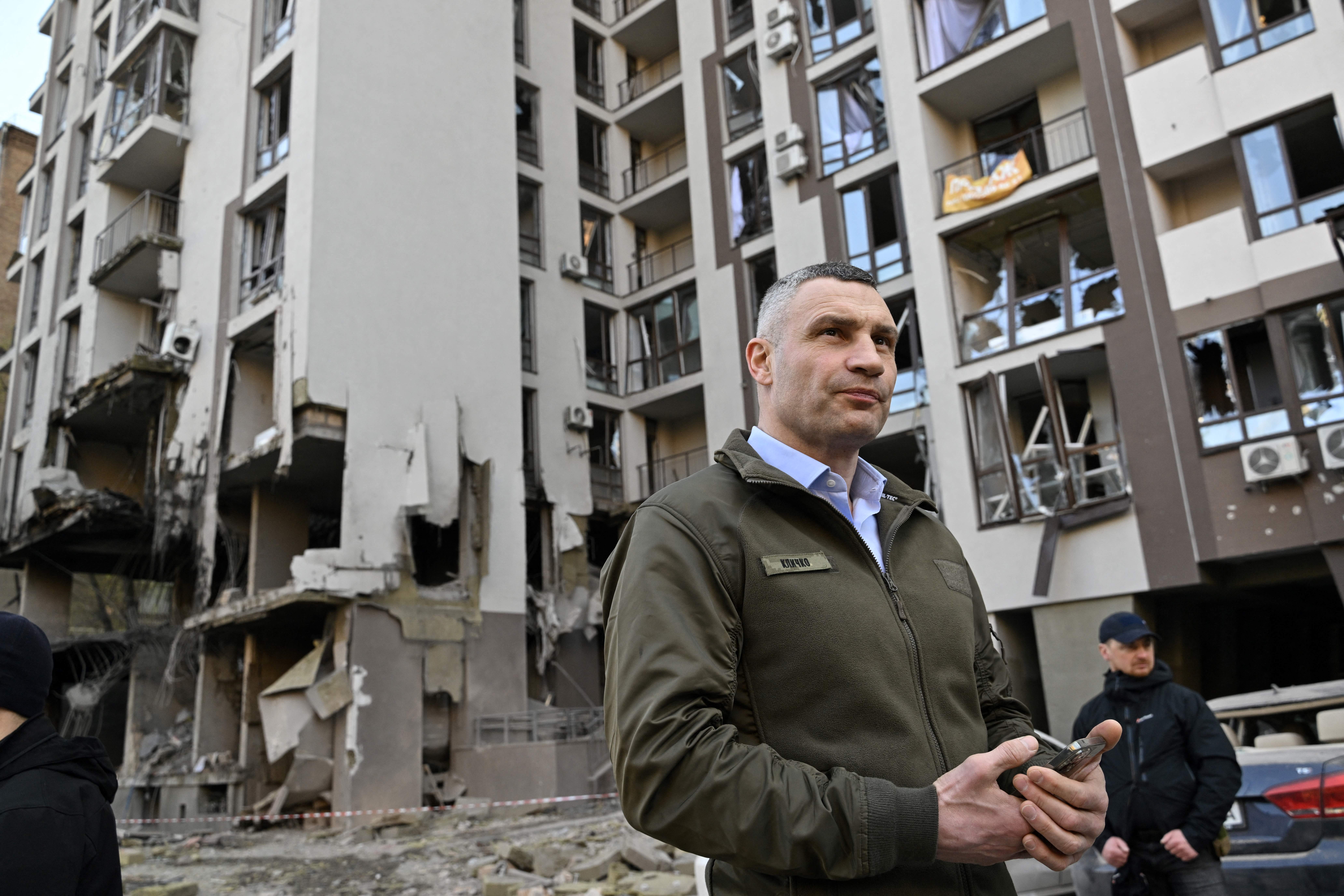 Vitalij Klicsko egy megrongálódott lakóépület előtt Kijevben