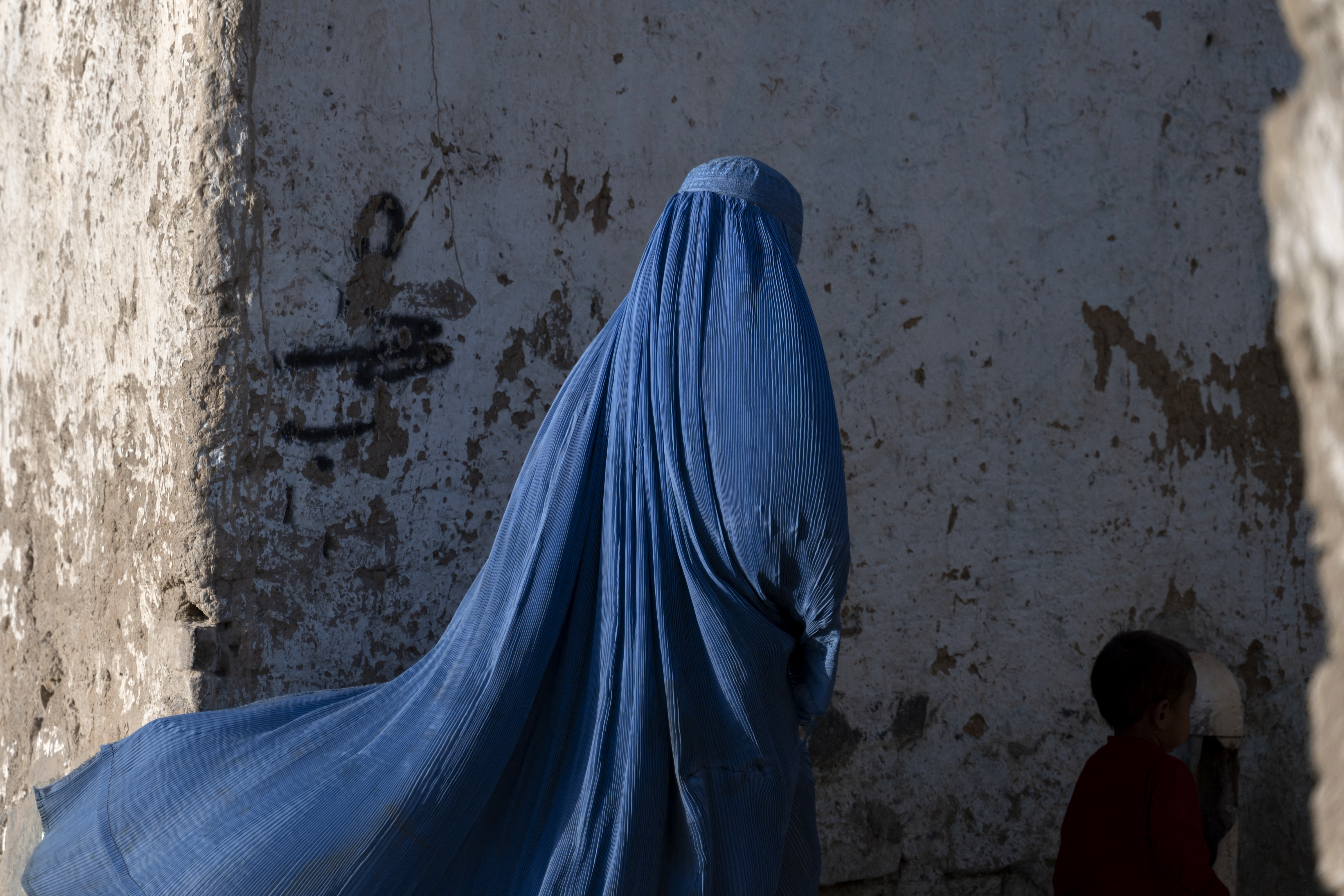 Afganisztánban elrendelték, hogy a nőknek mindent eltakaró burkát kell viselniük
