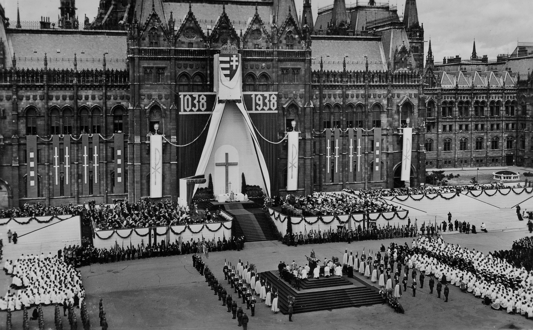 Kossuth Lajos tér, a Szent István emlékév megnyitó ünnepsége a Parlament előtt, 1938. május 30-án