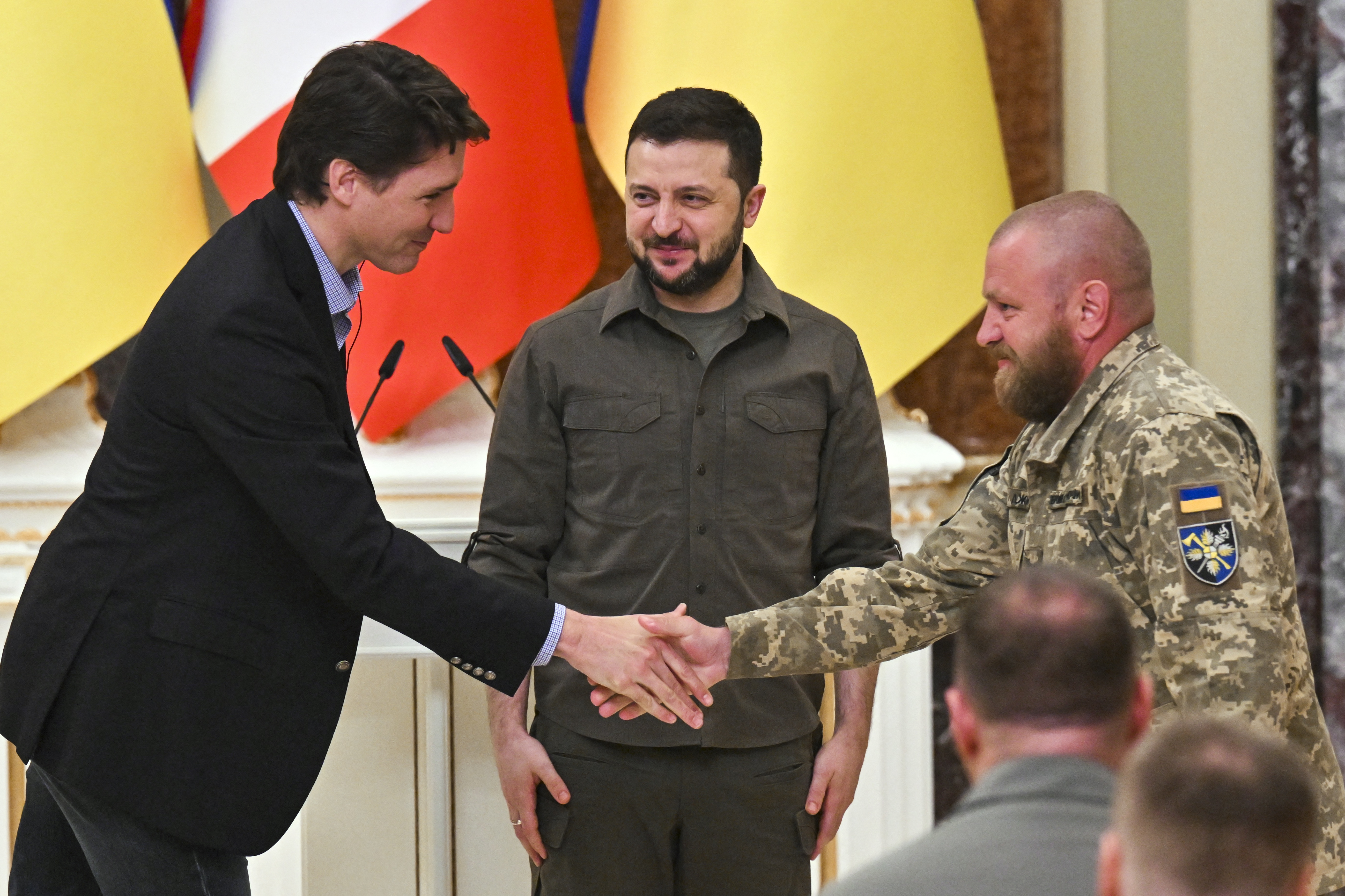Trudeau újabb szankciókat, fegyverszállításokat és Ukrajnával szembeni vámkönnyítést jelentett be Kijevben