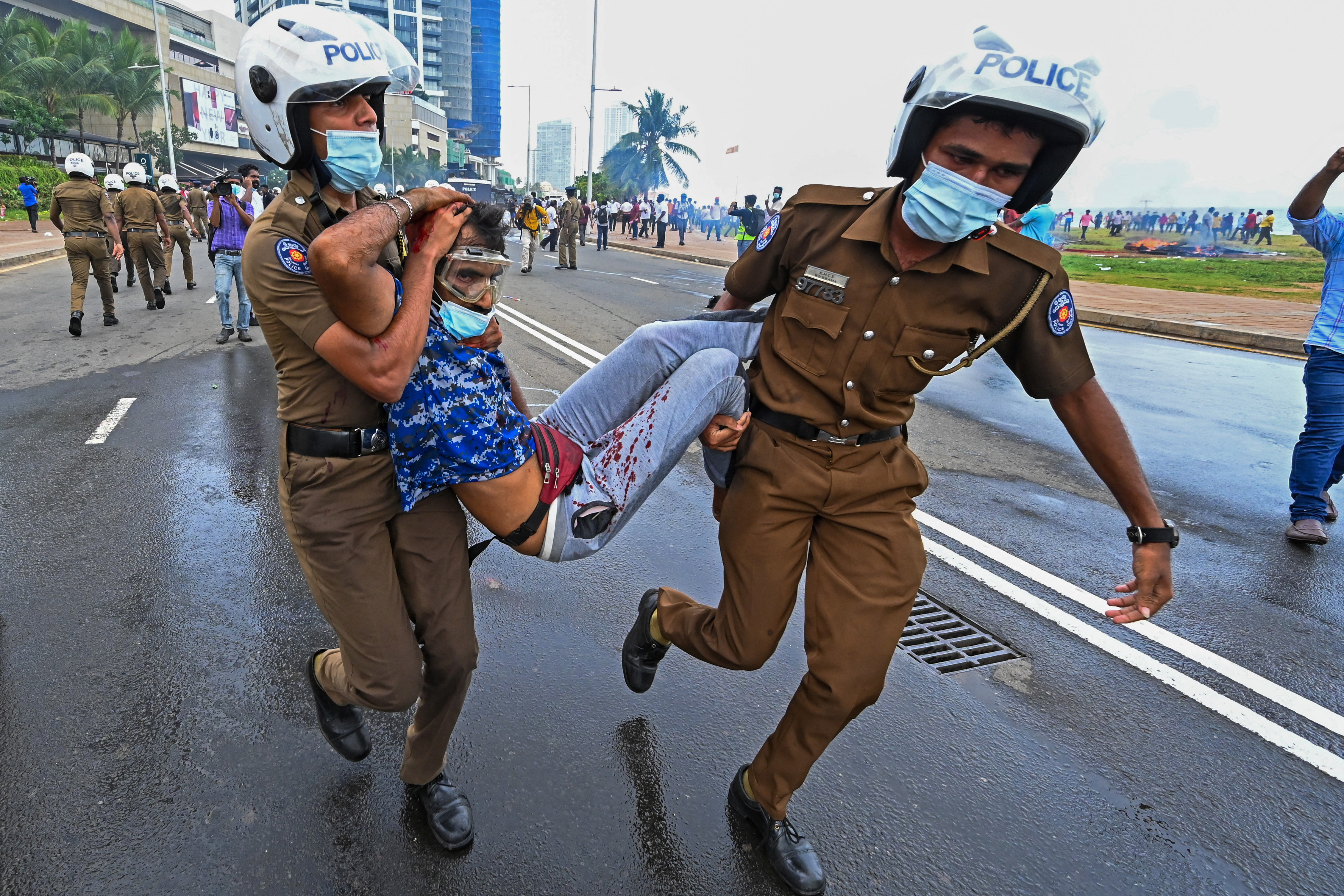 A kormánypárt támogatói botokkal verték össze a gazdasági nehézségek miatt tüntetőket Srí Lankán