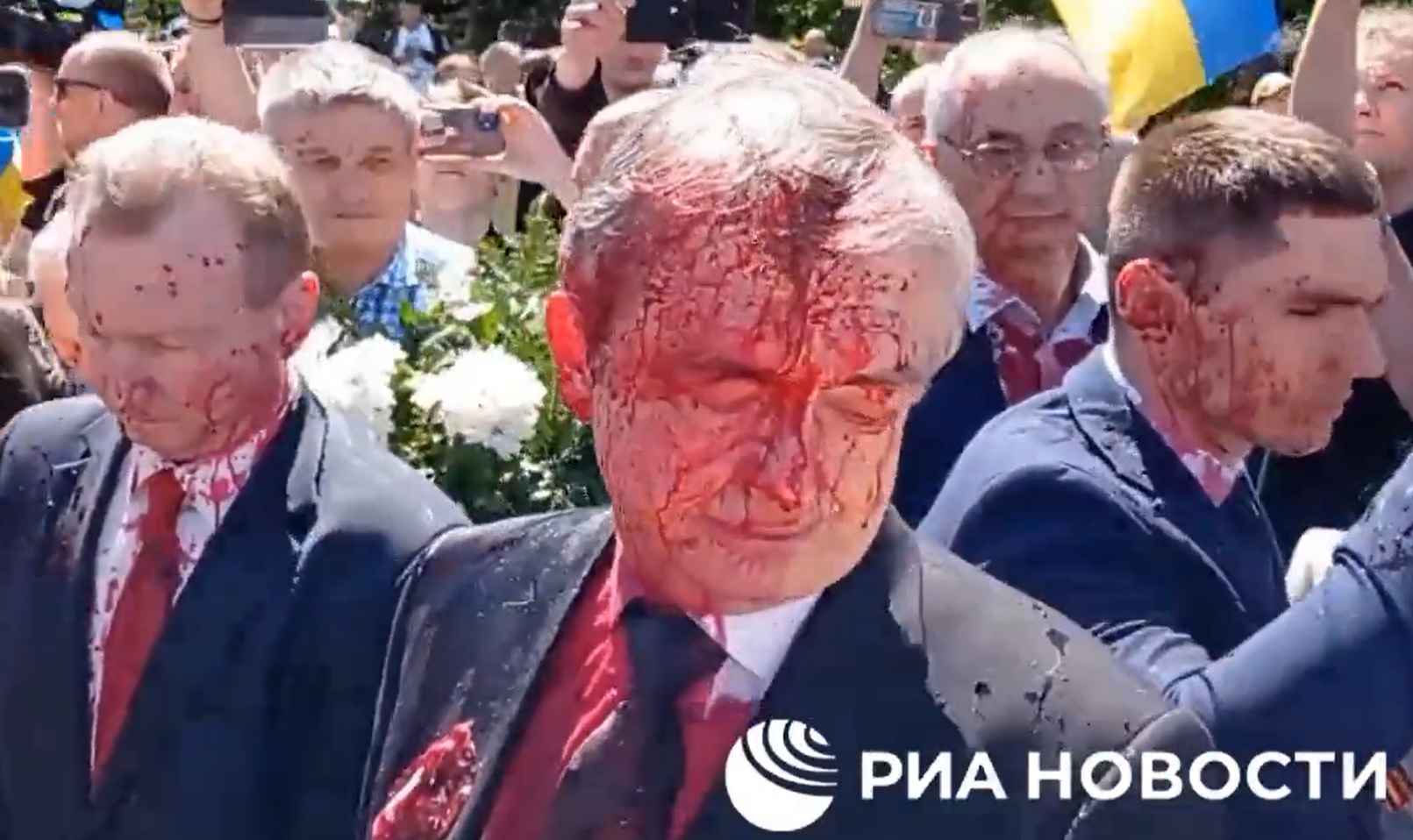 Vörös festékkel öntötték le az orosz nagykövetet Lengyelországban