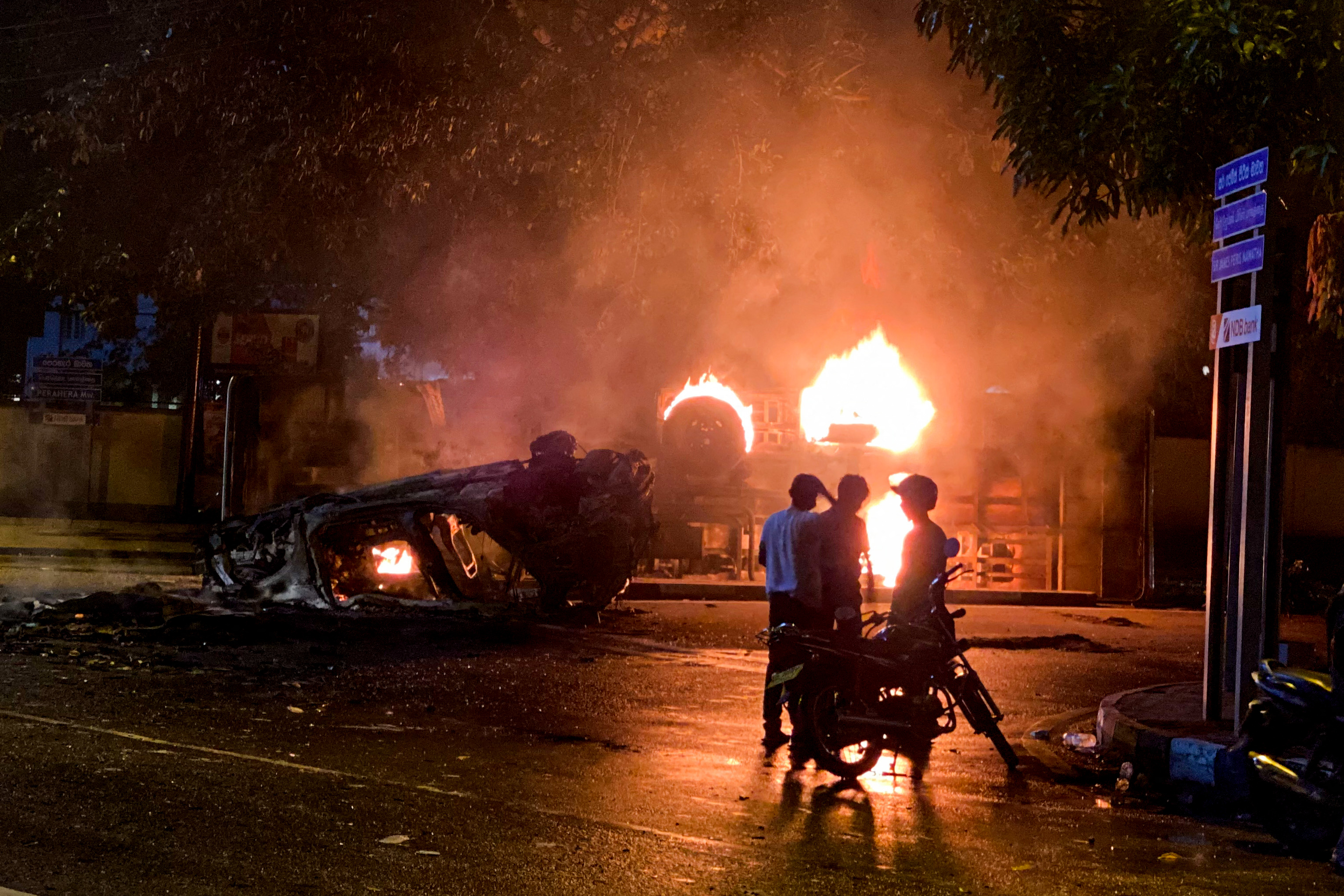 Megrohamozták a lemondott Srí Lanka-i miniszterelnök rezidenciáját, a hadsereg menekítette ki