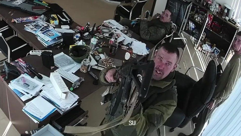 Biztonsági kamerák vették föl, ahogy orosz katonák civileket ölnek Kijev mellett