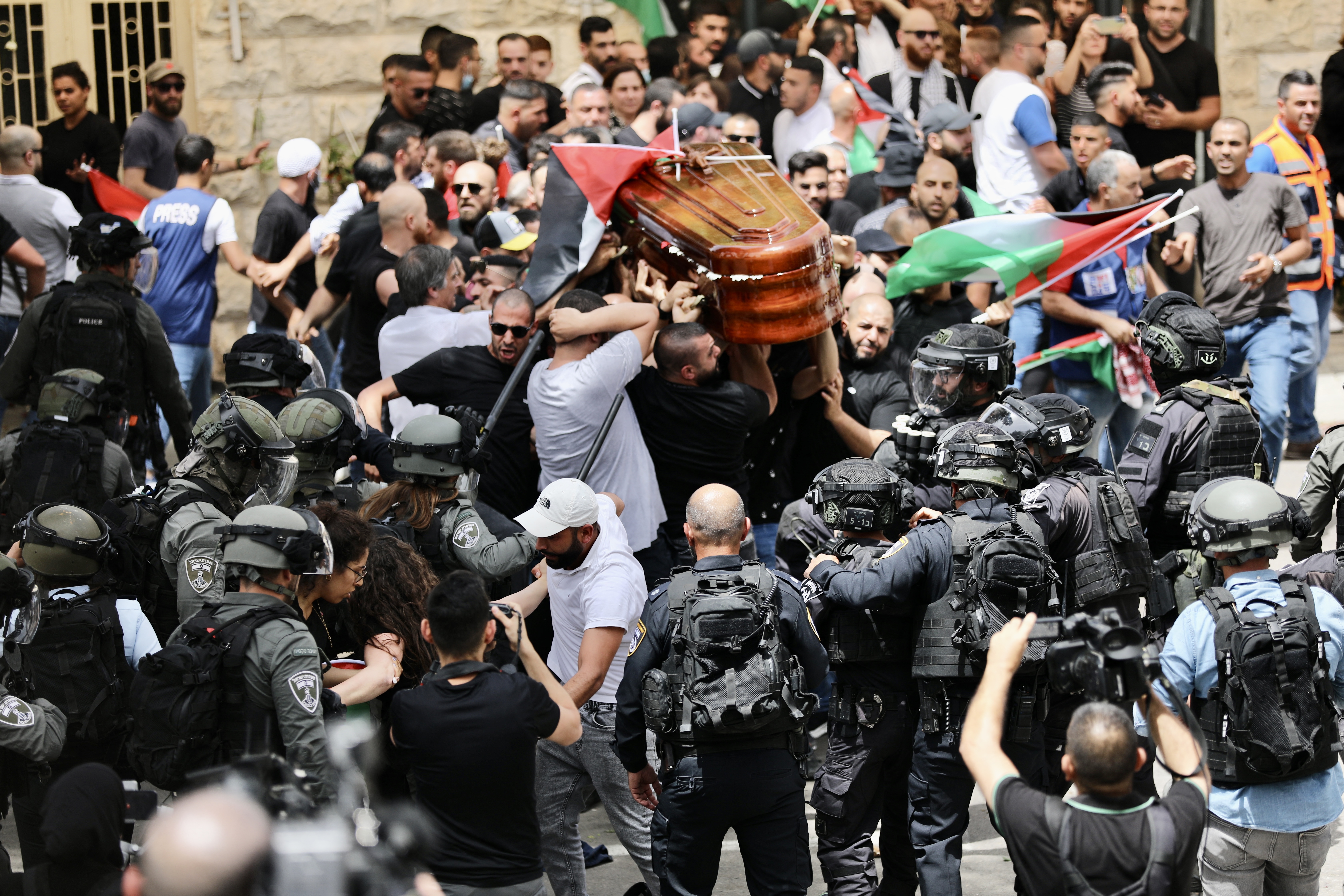 Izraeli rendőrök rohanták le a palesztin újságíró temetési menetét