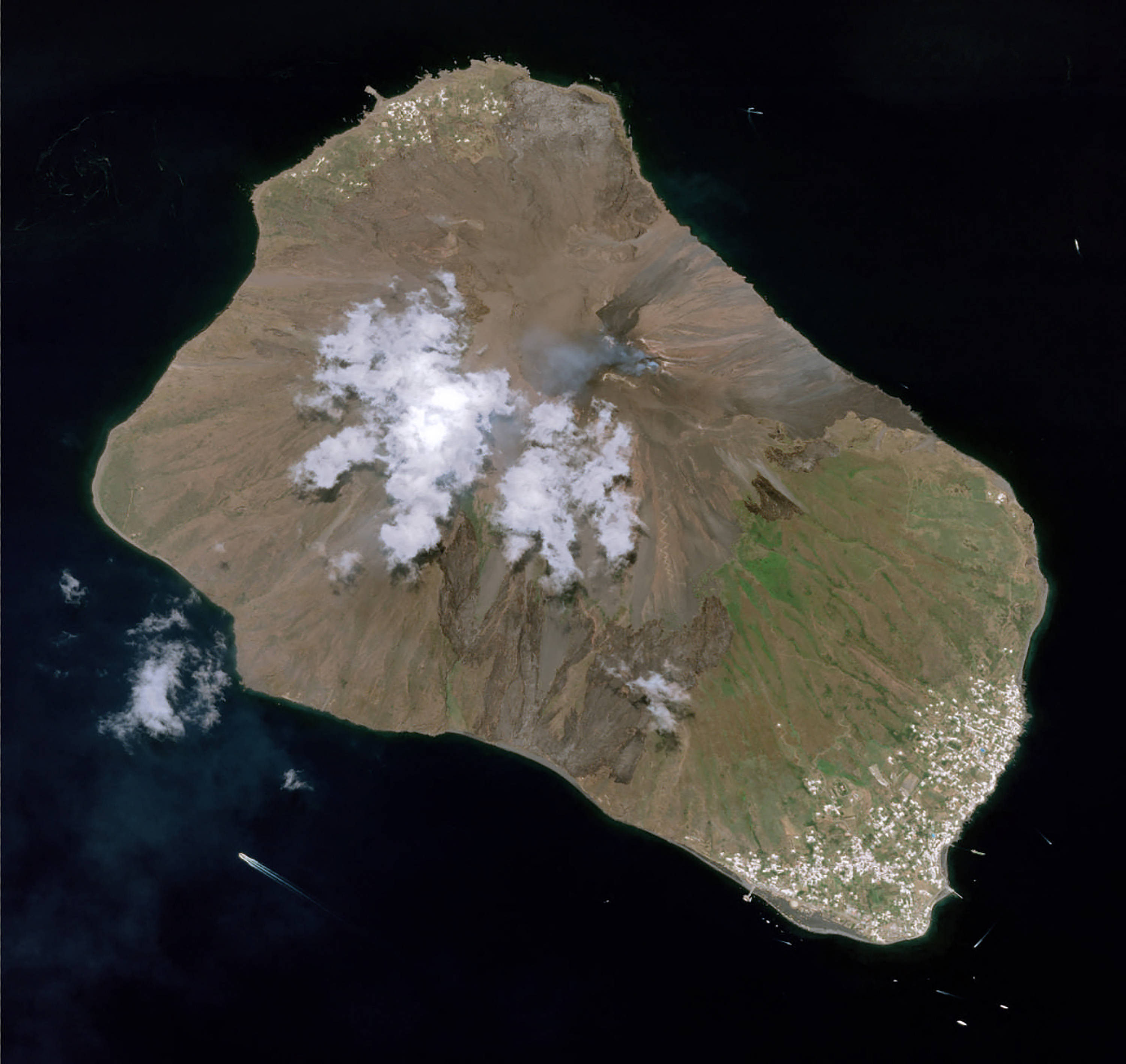 Légi felvétel a Stromboli vulkán kitörése után 2019. július 5-én.