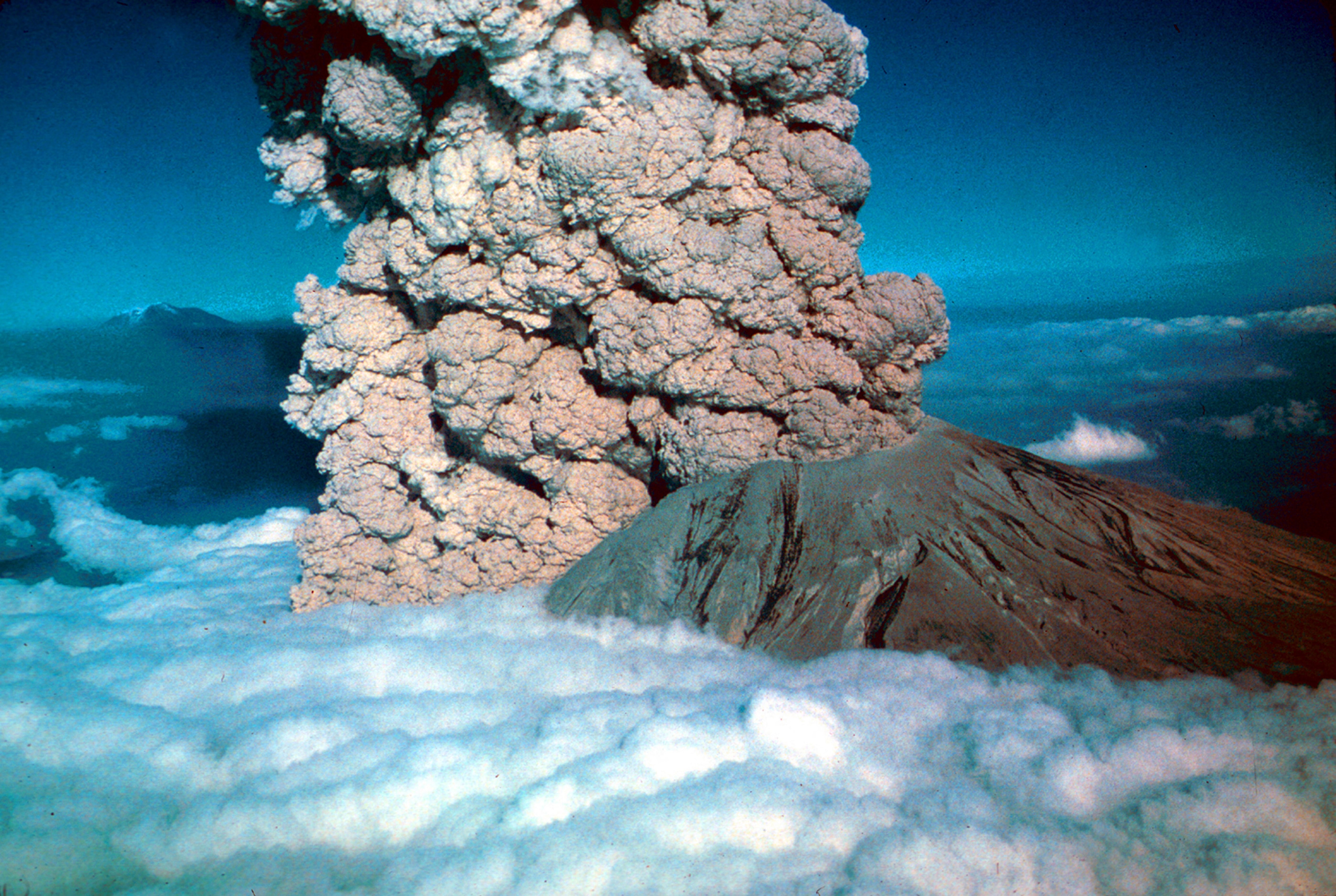 A Mount St. Helens vulkán kitörése.