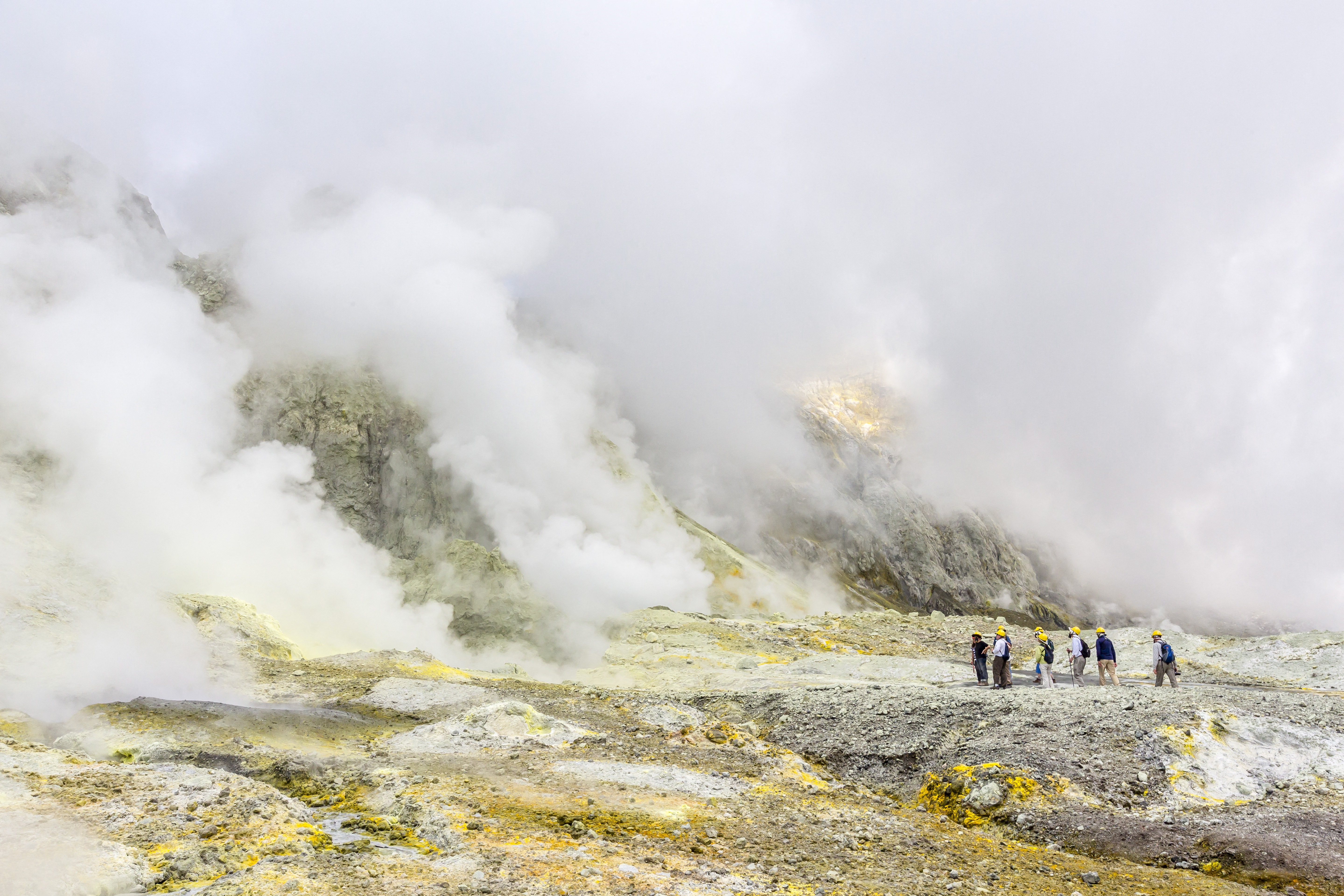 Turistacsoport az új-zélandi Fehér-szigeten lévő, aktív vulkán közvetlen közelében 2013-ban.