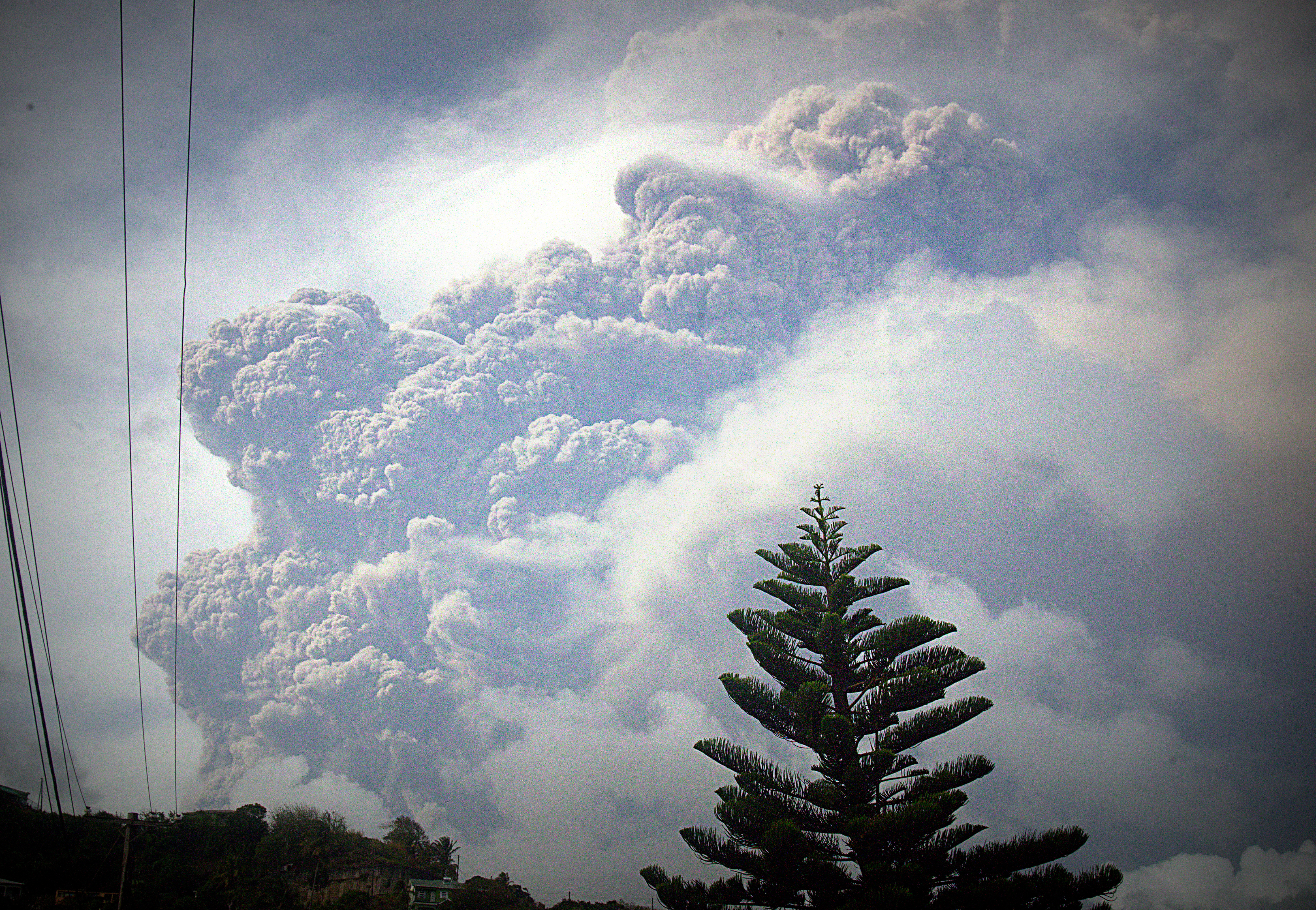 A Soufriere vulkán kitörése 2021. április 21-én a karibi St. Vincent szigetén.