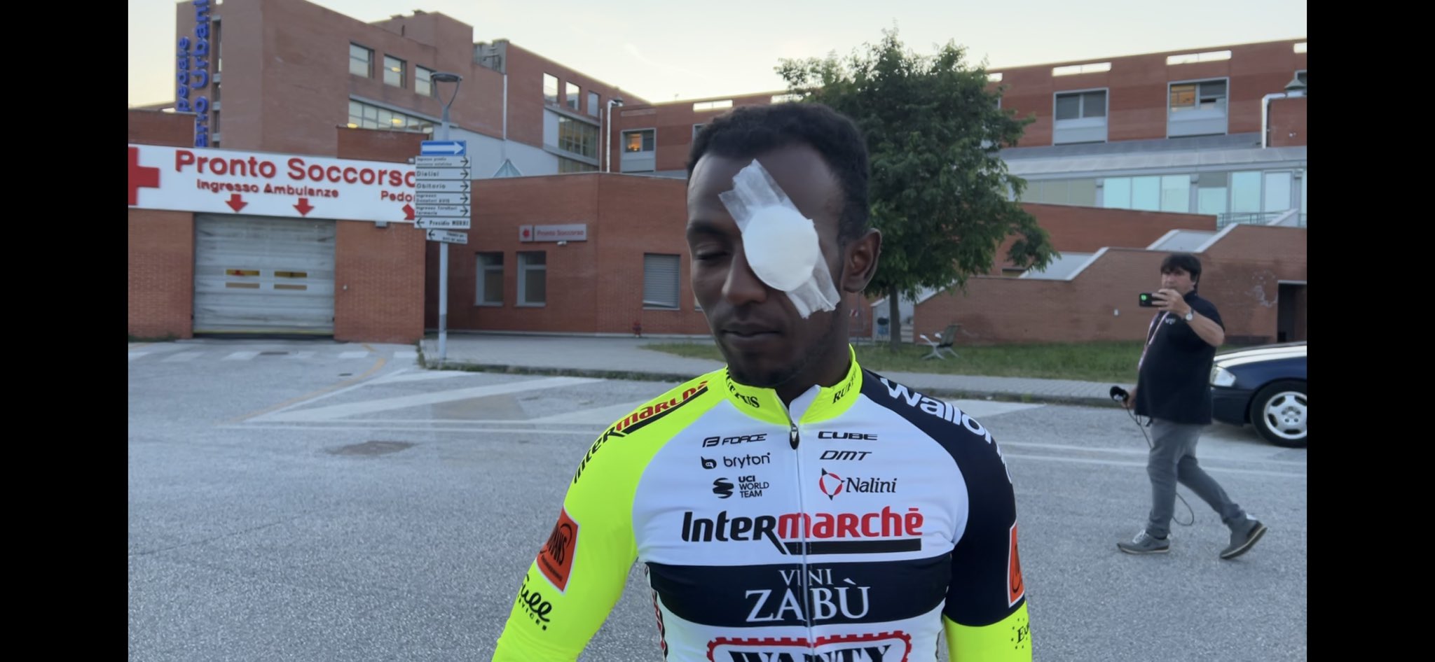 Szakaszgyőzelme után kilőtte a szemét a pezsgődugóval a Giro d'Italián