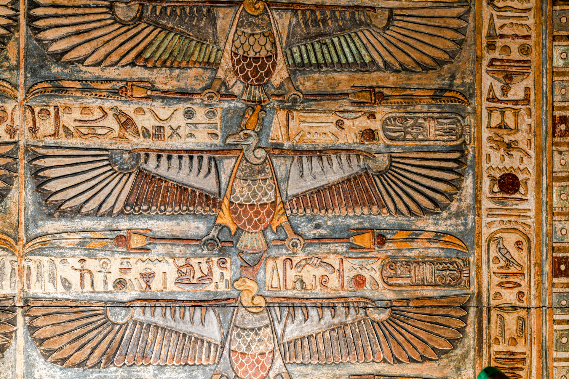 Csodálatos, színes freskókat tártak fel egy egyiptomi templomban