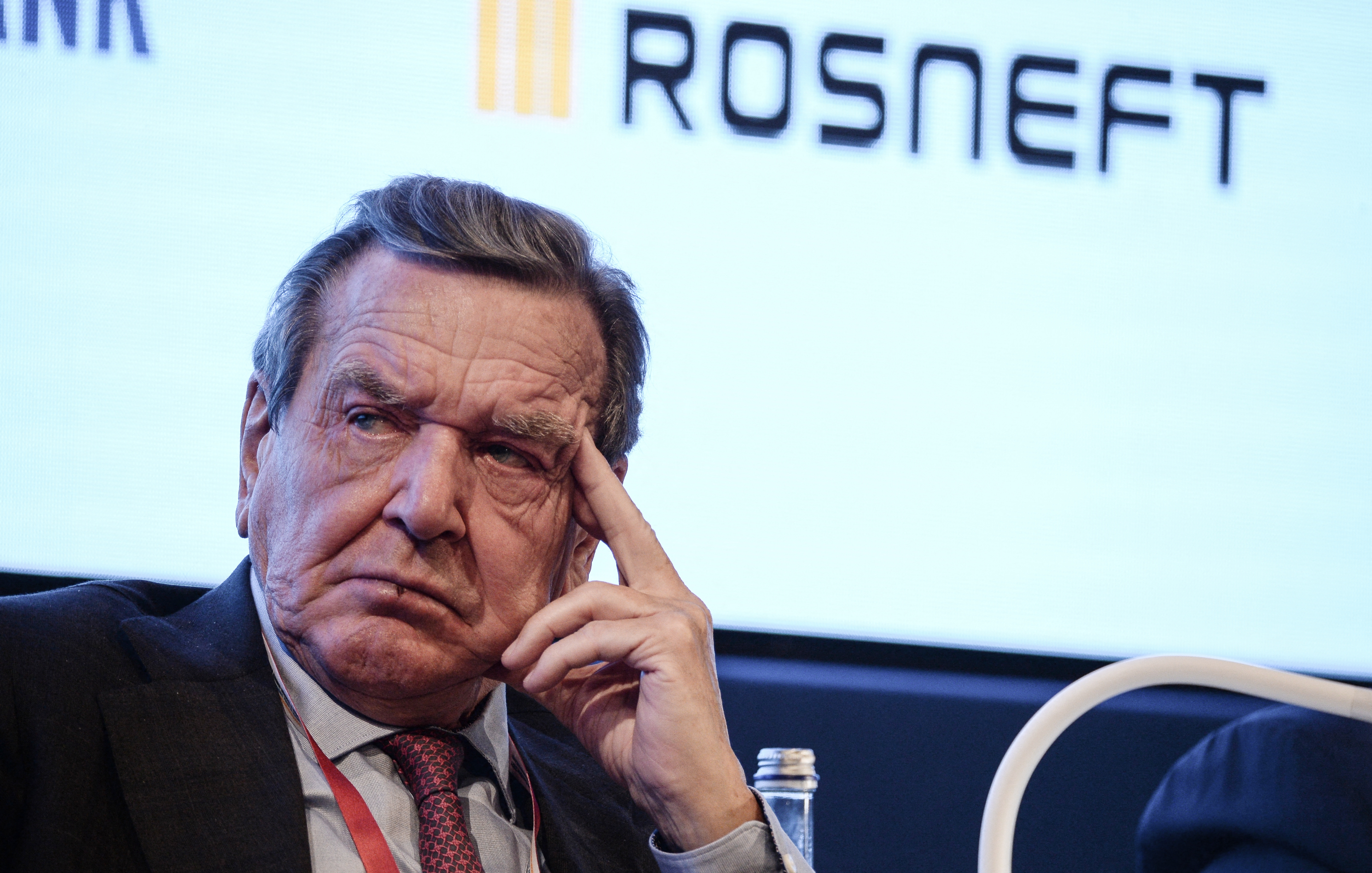 Gerhard Schrödert és Karin Kneissl volt osztrák külügyminisztert is szankcionálná az EP, mivel pénzt kaptak az oroszoktól
