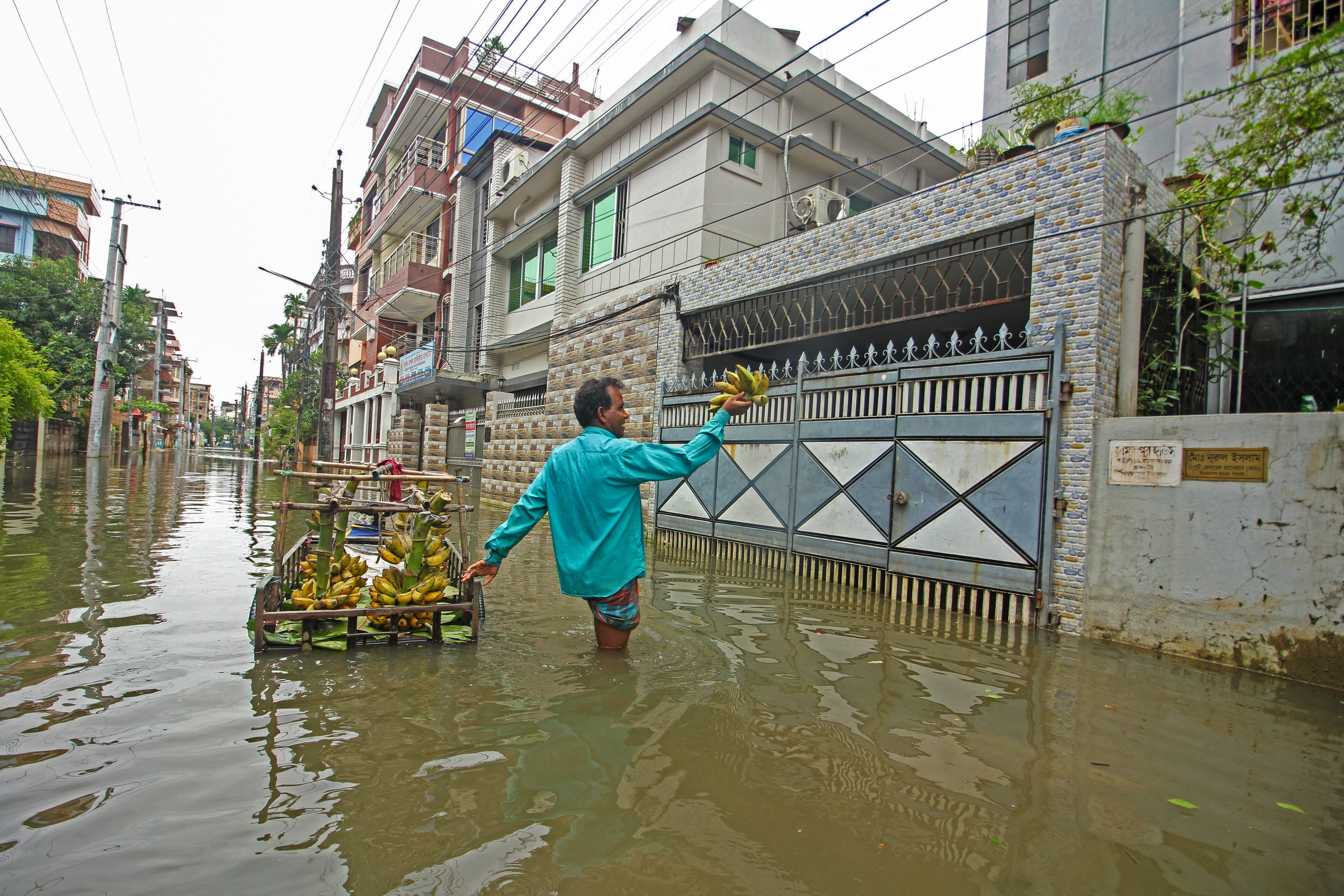 Milliók vesztették el otthonukat Bangladesben és Indiában áradások miatt