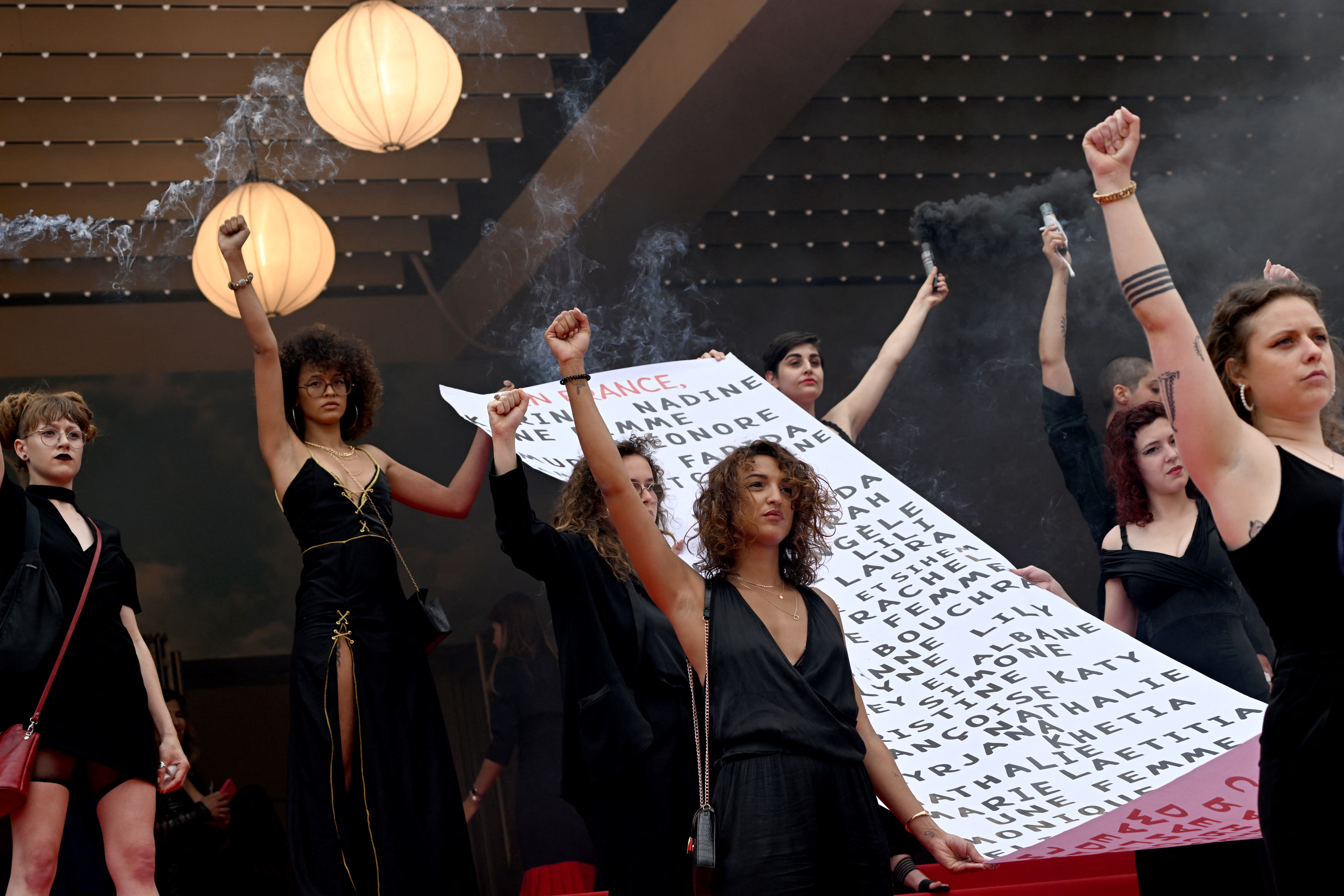 A nők elleni erőszak ellen demonstráló nők szállták meg Cannes-ban a vörös szőnyeget