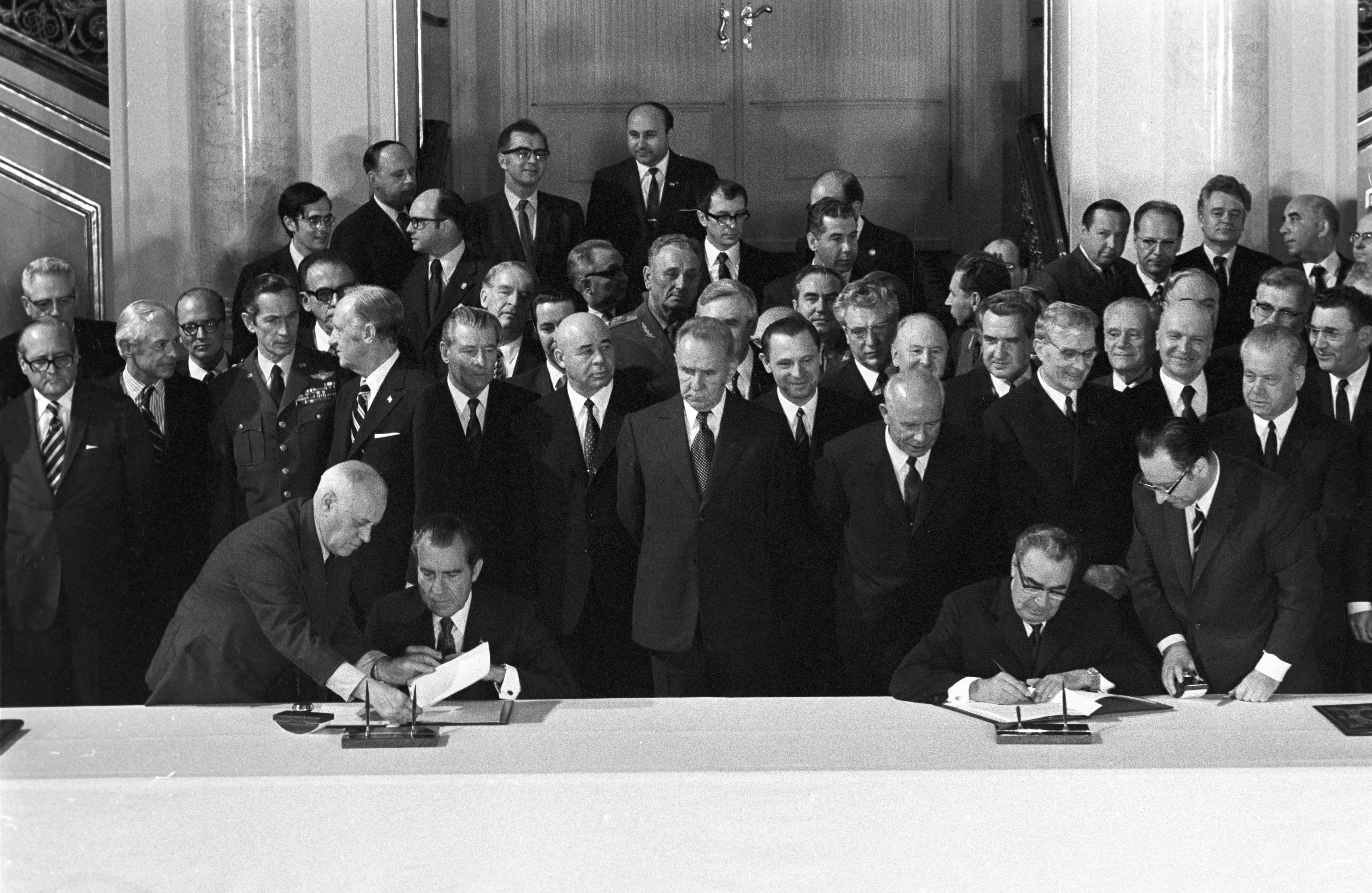 Richard Nixon (b.) amerikai elnök és Leonyid Brezsnyev (j.) szovjet pártfőtitkár moszkvai csúcstalálkozójukon aláírják a rakétaelhárító fegyverek tilalmáról szóló egyezményt 1972. május 26-án.