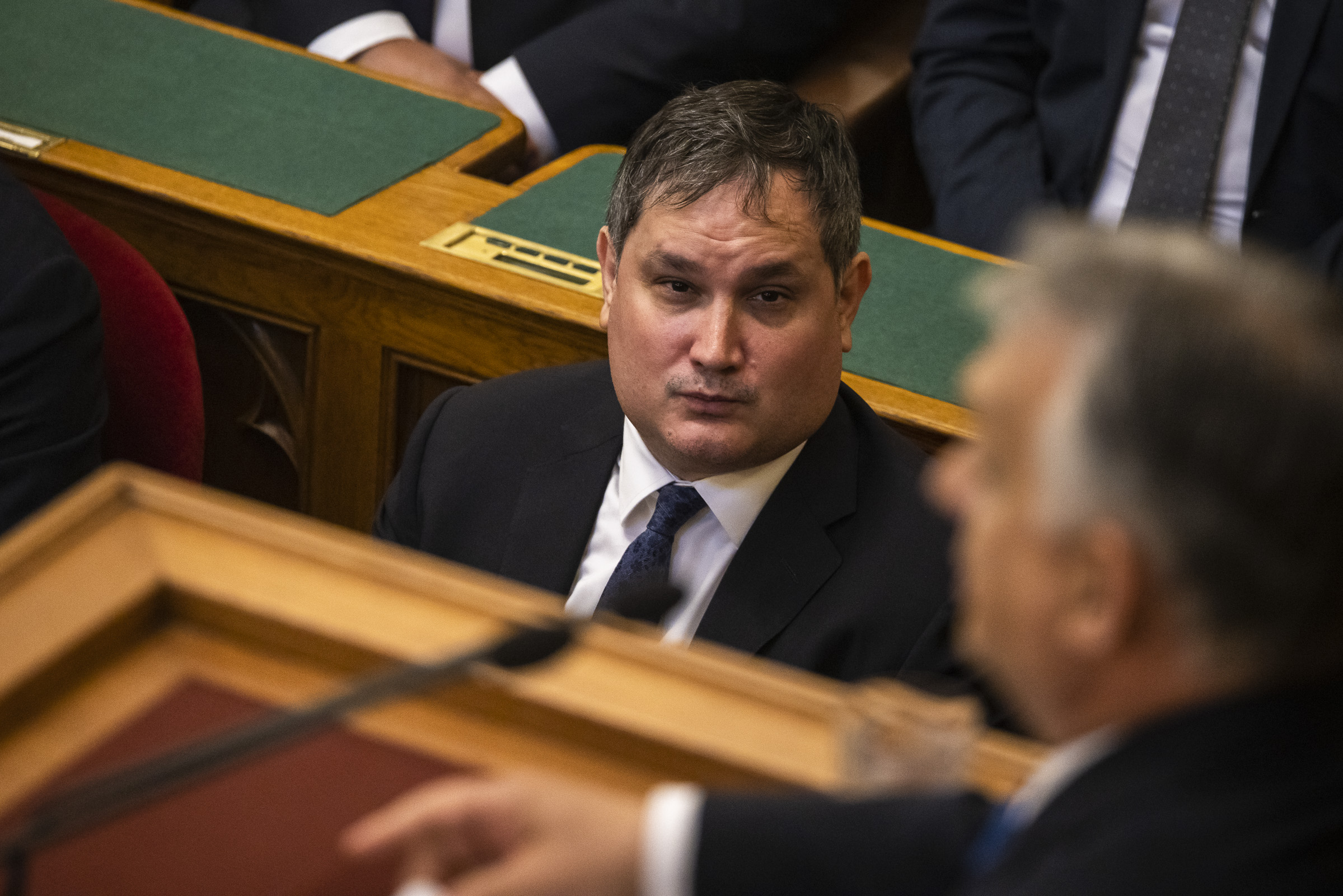 Nagy Márton Orbán Viktort figyeli a Parlamentben 2022. május 24-én