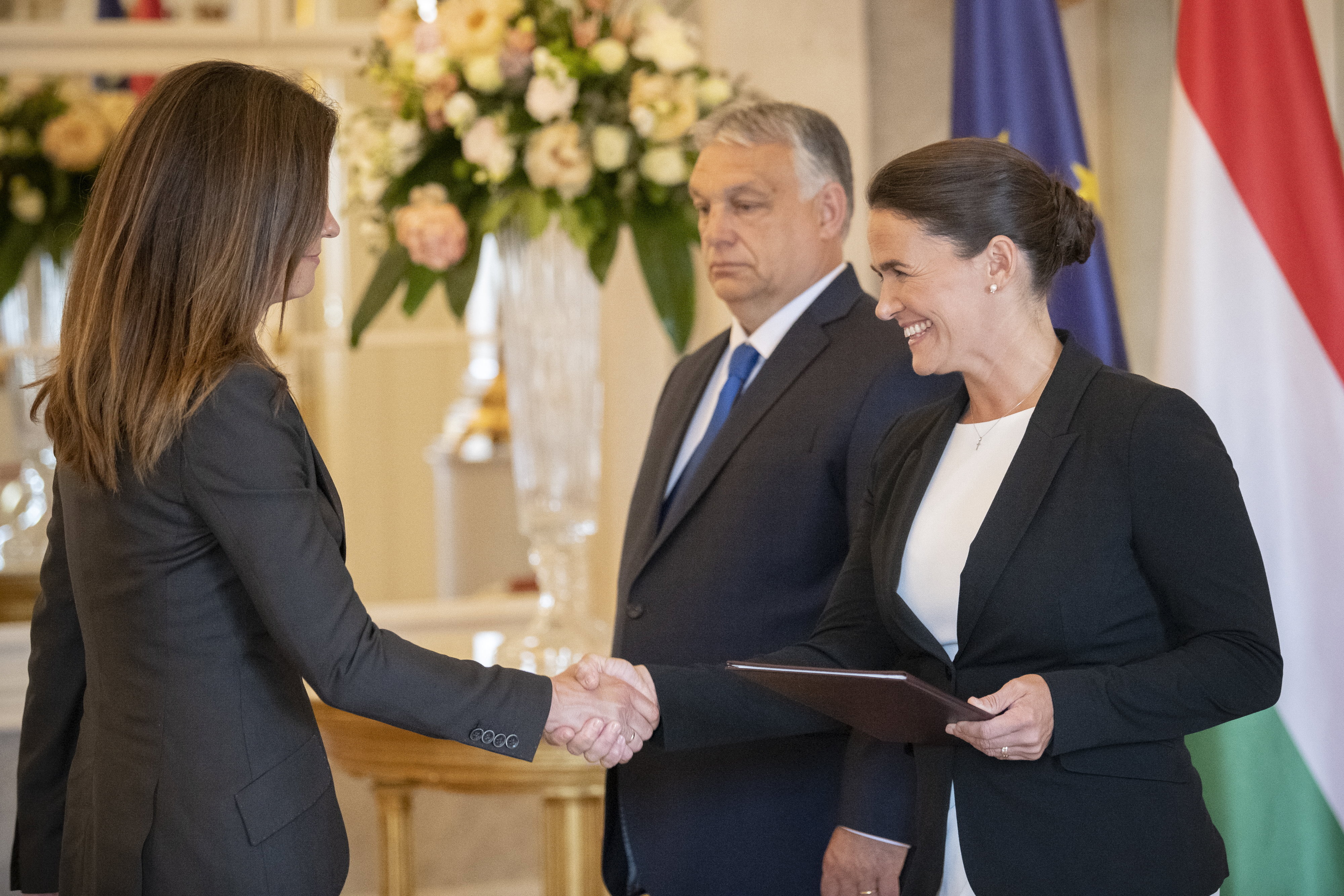 Varga Judit igazságügyi miniszterként átveszi a kinevezési okmányát Novák Katalintól 2022. május 24-én.