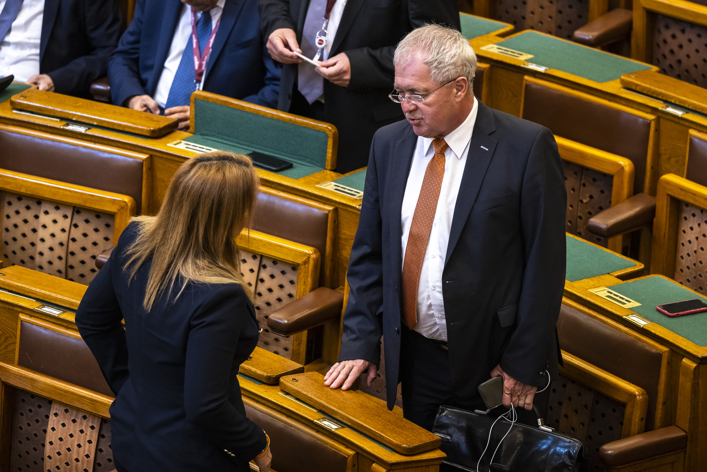 A vagyonnyilatkozatok komolyságát jól mutatja Fazekas Sándor fideszes exminiszter 2,1 forintnyi készpénze és 50 fillér híján 20 forintos megtakarítása