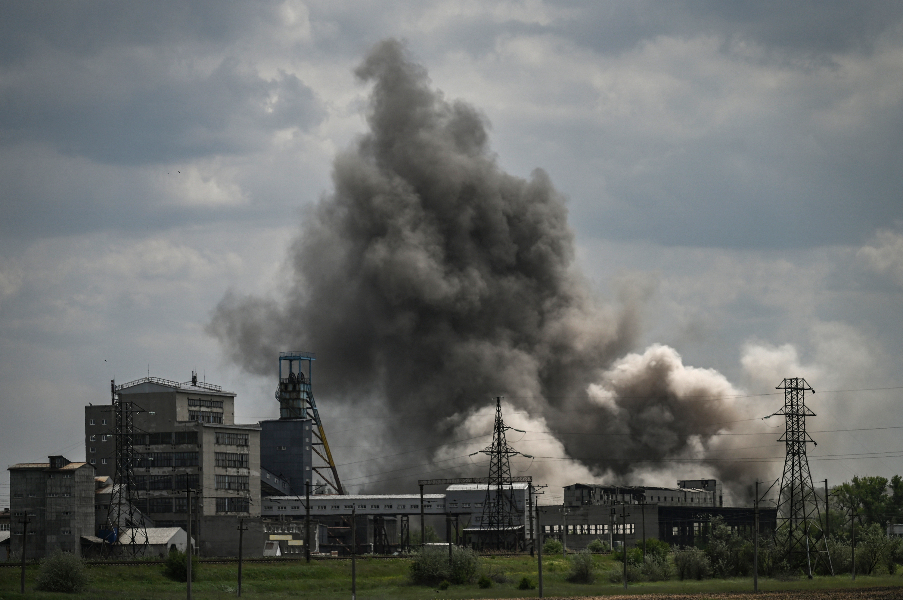 Füst- és profelhő gomolyog az orosz tüzérség támadása után Szoledar városában egy gyárépület fölött. Szoledar Bahmut és Liszicsanszk között található, a Szeverodonecket Ukrajna többi részével összekötő főút mentén, amiért most nagy csatát vívnak az oroszok az ukránokkal.