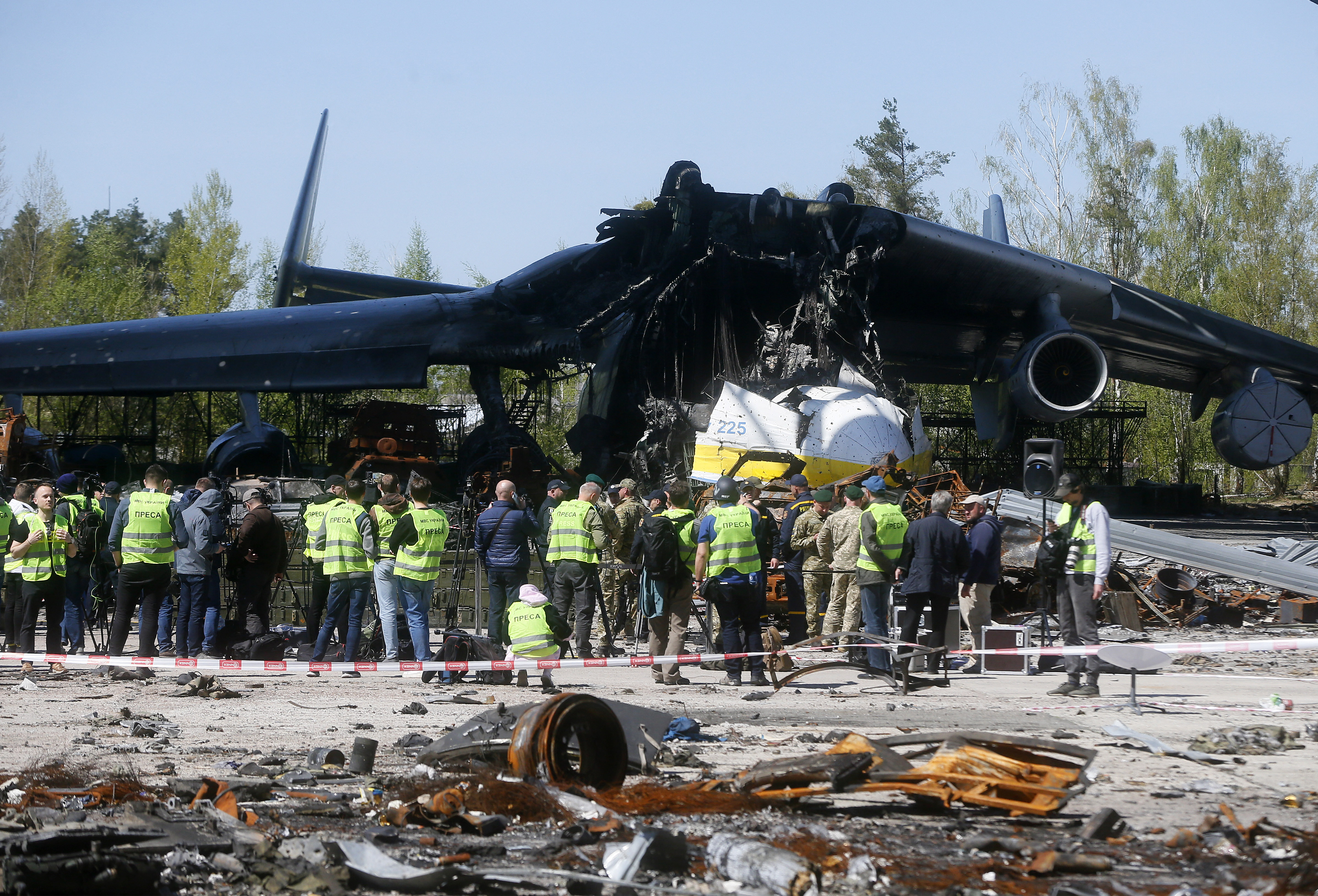 Így nézett ki a világ valaha volt legnagyobb repülőgépe, amikor elvontatták a darabjait a Kijev melletti repülőtérről